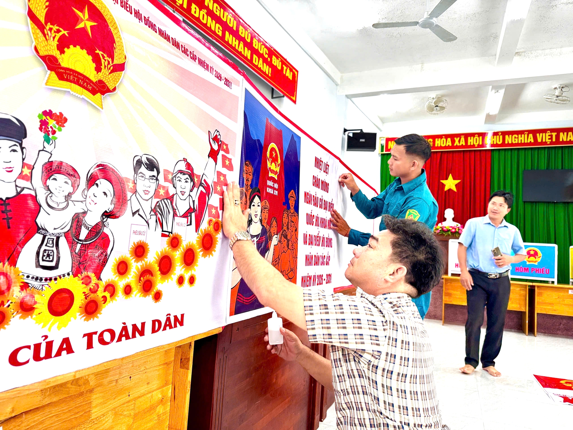 Gia Lai: Rộn r&agrave;ng sắc đỏ cờ hoa, h&aacute;o hức chờ ng&agrave;y bầu cử nơi đảo xa- Ảnh 9.