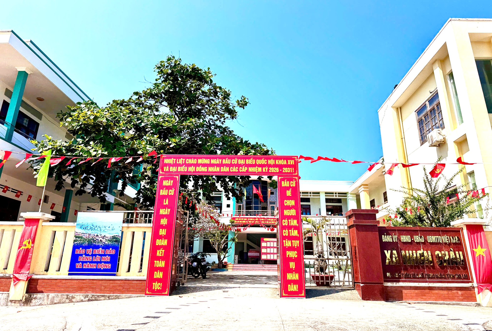 Gia Lai: Rộn r&agrave;ng sắc đỏ cờ hoa, h&aacute;o hức chờ ng&agrave;y bầu cử nơi đảo xa- Ảnh 1.