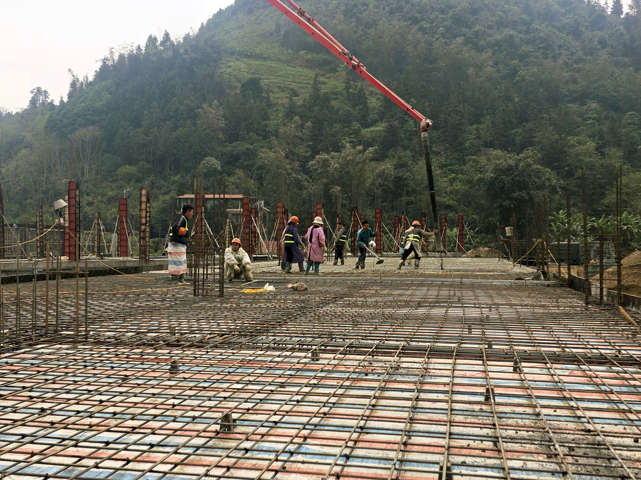 300 c&ocirc;ng nh&acirc;n thi c&ocirc;ng 3 ca, đưa trường học nơi bi&ecirc;n giới về đ&iacute;ch- Ảnh 8.