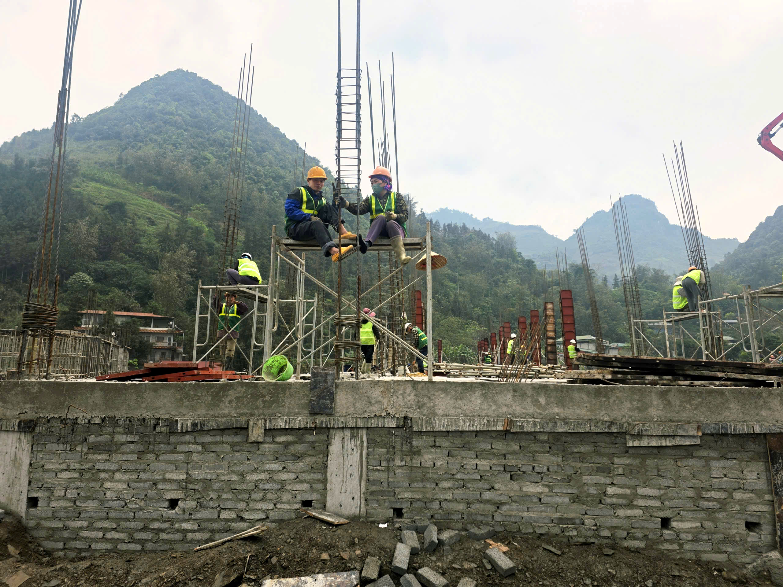 300 c&ocirc;ng nh&acirc;n thi c&ocirc;ng 3 ca, đưa trường học nơi bi&ecirc;n giới về đ&iacute;ch- Ảnh 12.