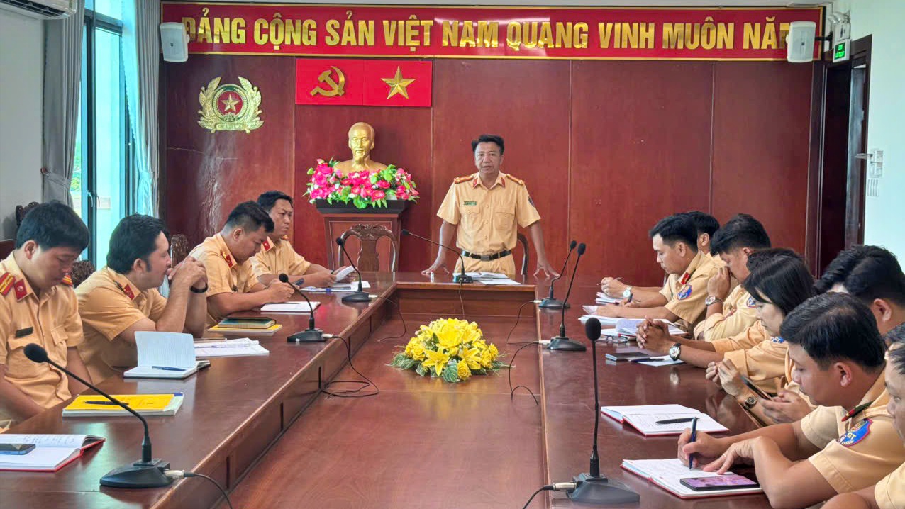 CSGT C&agrave; Mau siết chặt giao th&ocirc;ng phục vụ ng&agrave;y hội non s&ocirc;ng- Ảnh 1.