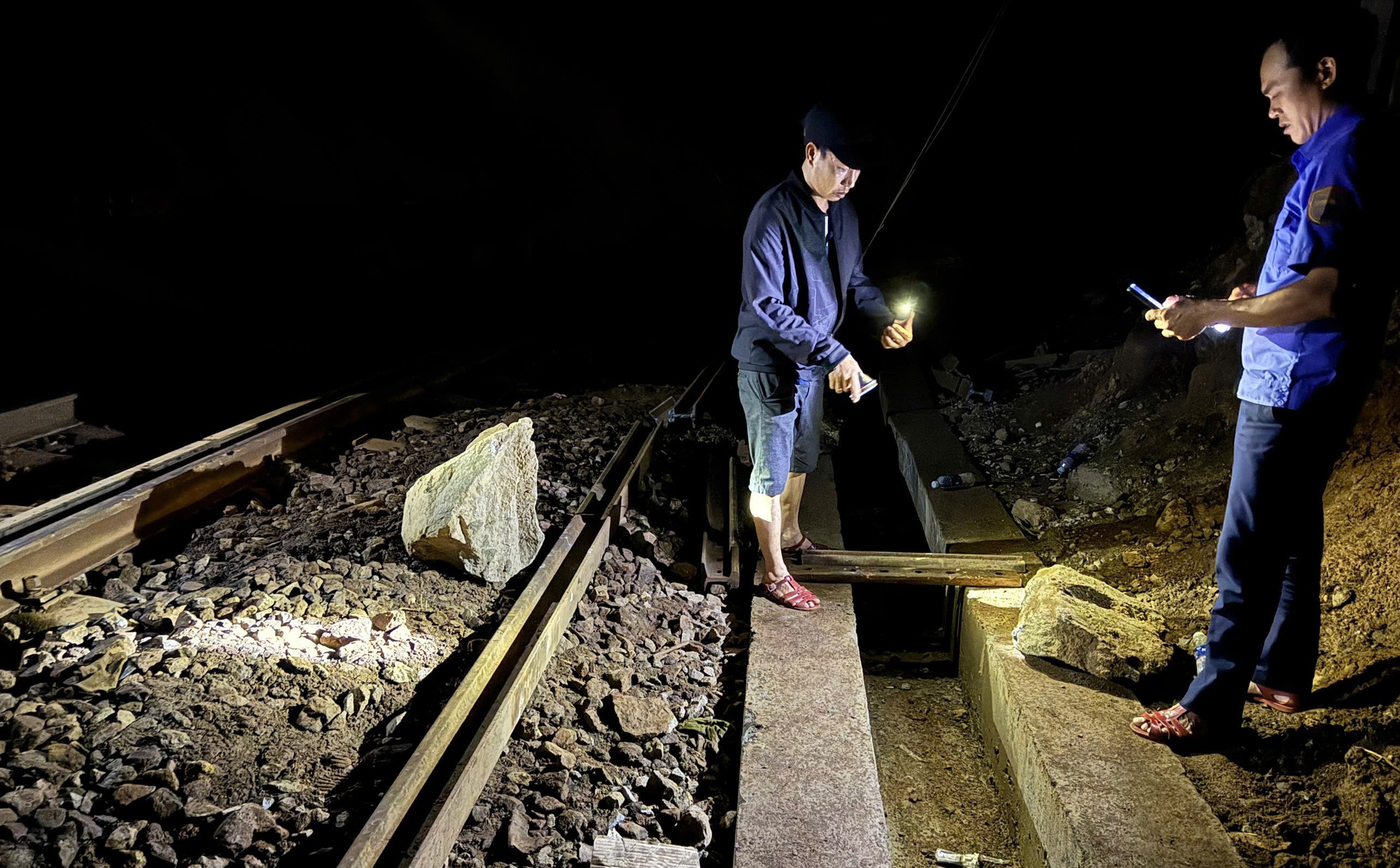 Cục trưởng Cục Đường sắt Việt Nam kiểm tra hiện trường đ&aacute; lăn v&agrave;o đường ray ở đ&egrave;o Hải V&acirc;n- Ảnh 14.