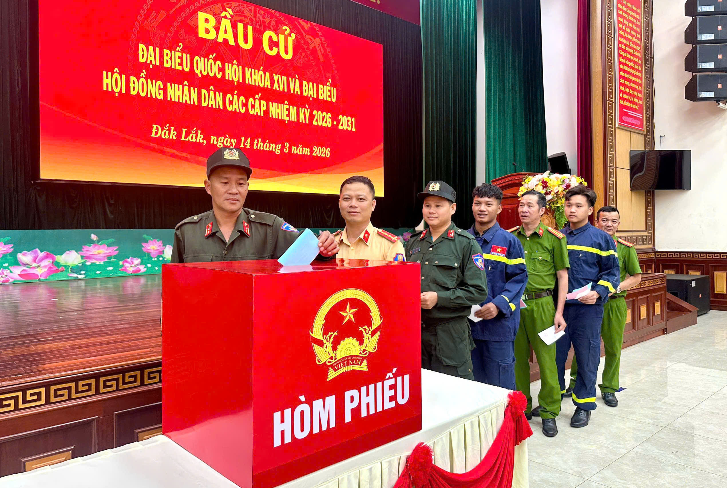 Bầu cử sớm tại tuyến đầu bi&ecirc;n giới ở L&acirc;m Đồng v&agrave; Đắk Lắk- Ảnh 5.