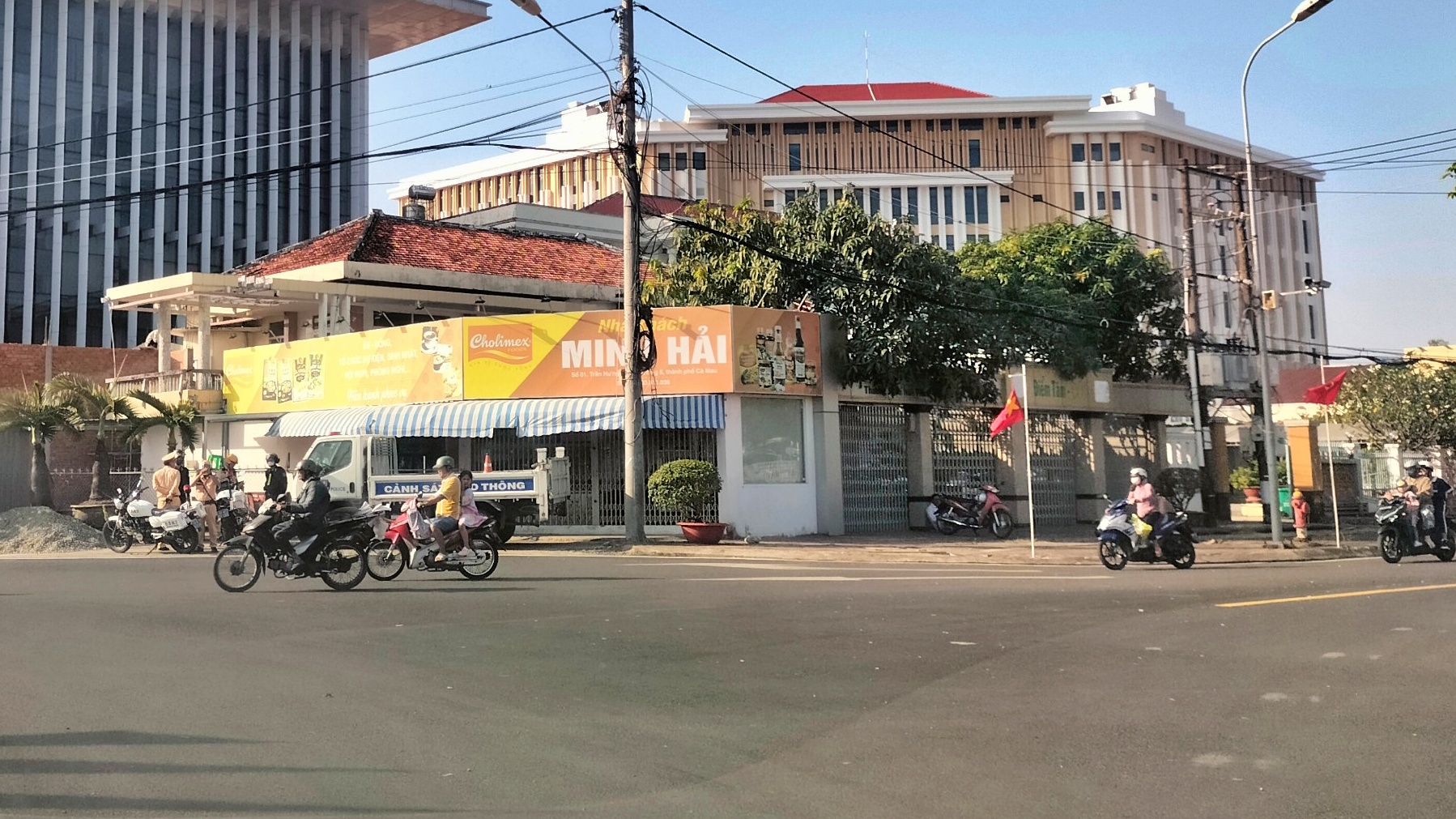 CSGT C&agrave; Mau siết chặt giao th&ocirc;ng phục vụ ng&agrave;y hội non s&ocirc;ng- Ảnh 2.