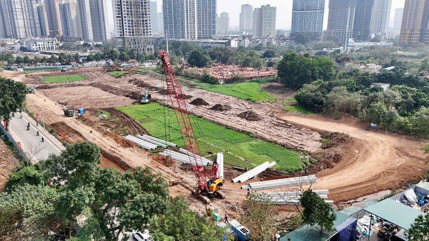H&agrave; Nội r&agrave;o chắn đường Trung Thư để thi c&ocirc;ng cống chống ngập- Ảnh 1.