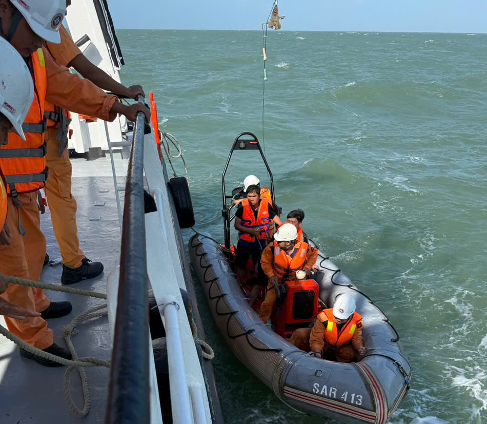 Gần 20 giờ vật lộn s&oacute;ng dữ, cứu thuyền vi&ecirc;n tr&ecirc;n t&agrave;u bị ch&igrave;m gần luồng Định An- Ảnh 2.