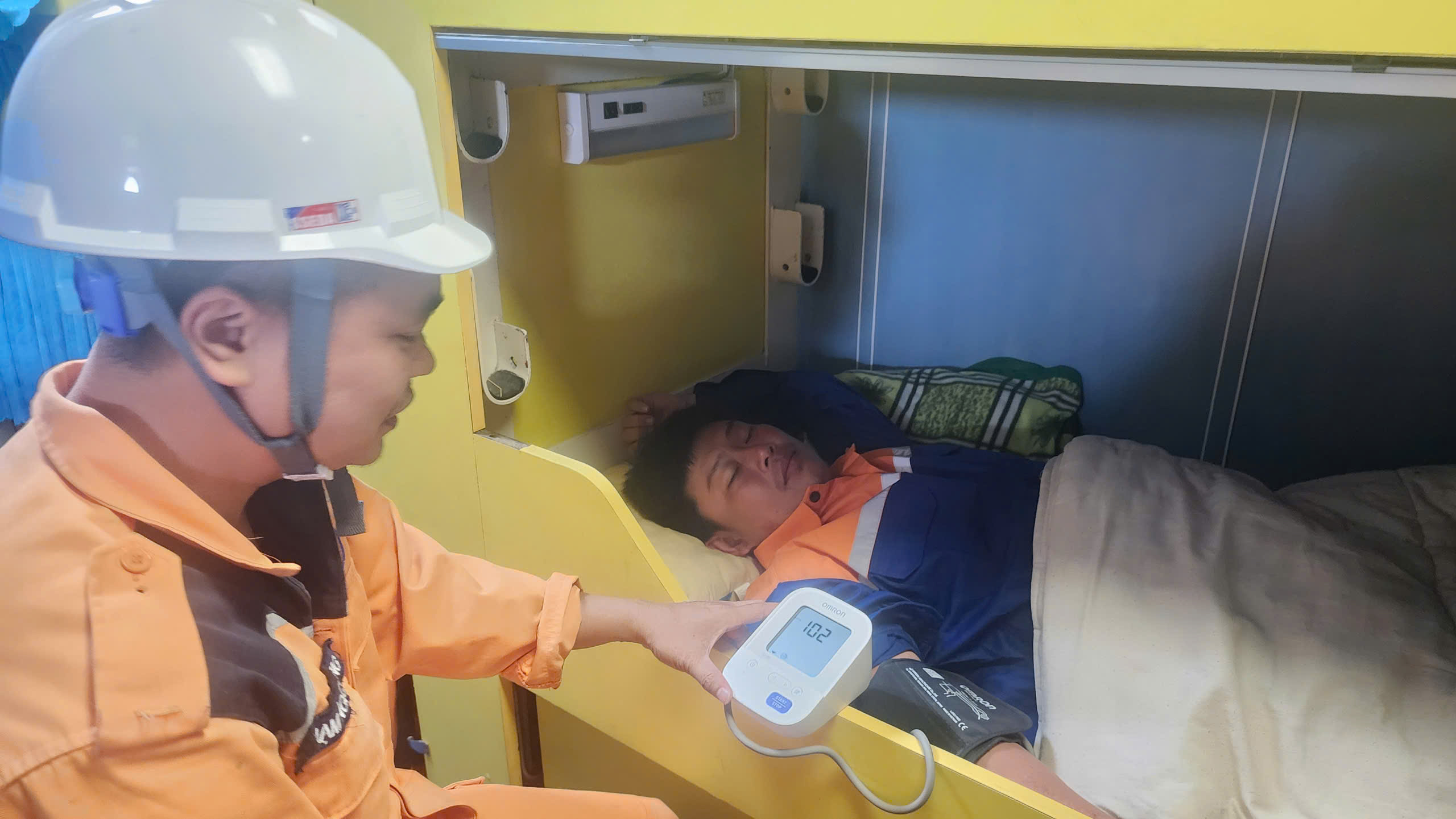 Gần 20 giờ vật lộn s&oacute;ng dữ, cứu thuyền vi&ecirc;n tr&ecirc;n t&agrave;u bị ch&igrave;m gần luồng Định An- Ảnh 3.