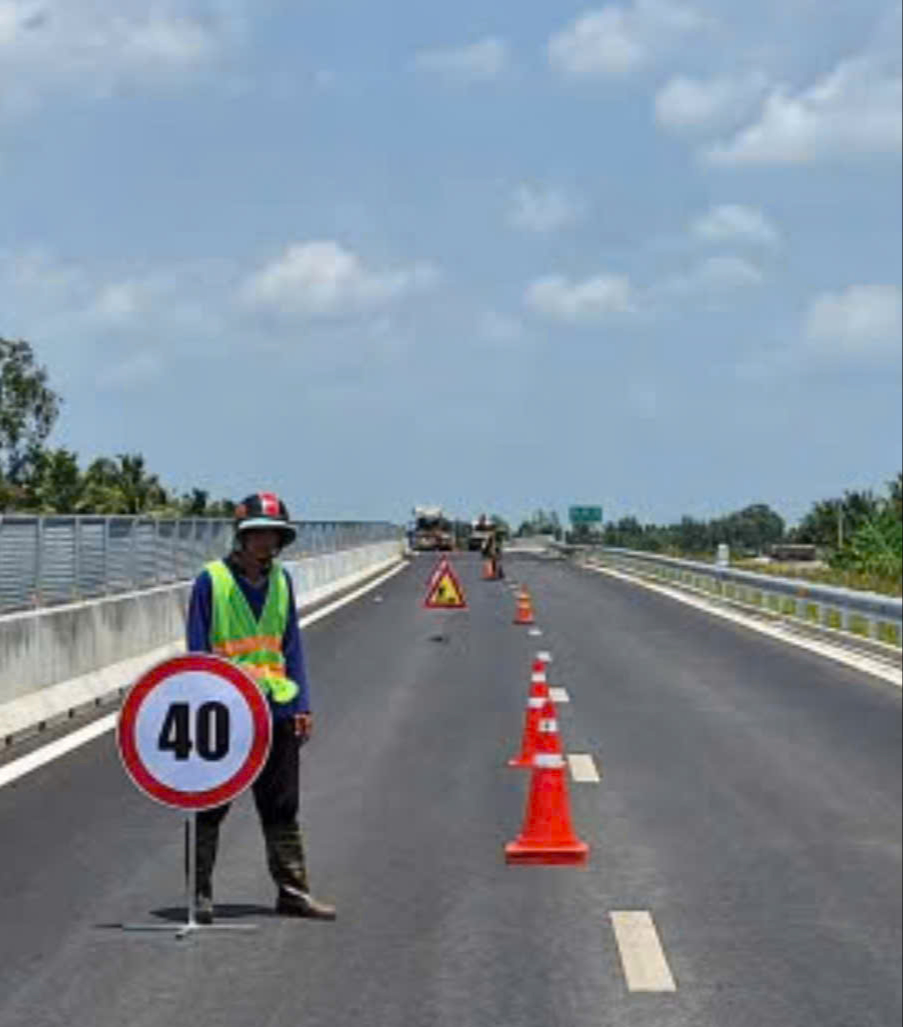 Chủ đầu tư chỉ đạo xử l&yacute; lại mặt đường, gi&uacute;p cao tốc Cần Thơ - C&agrave; Mau &ecirc;m thuận- Ảnh 2.