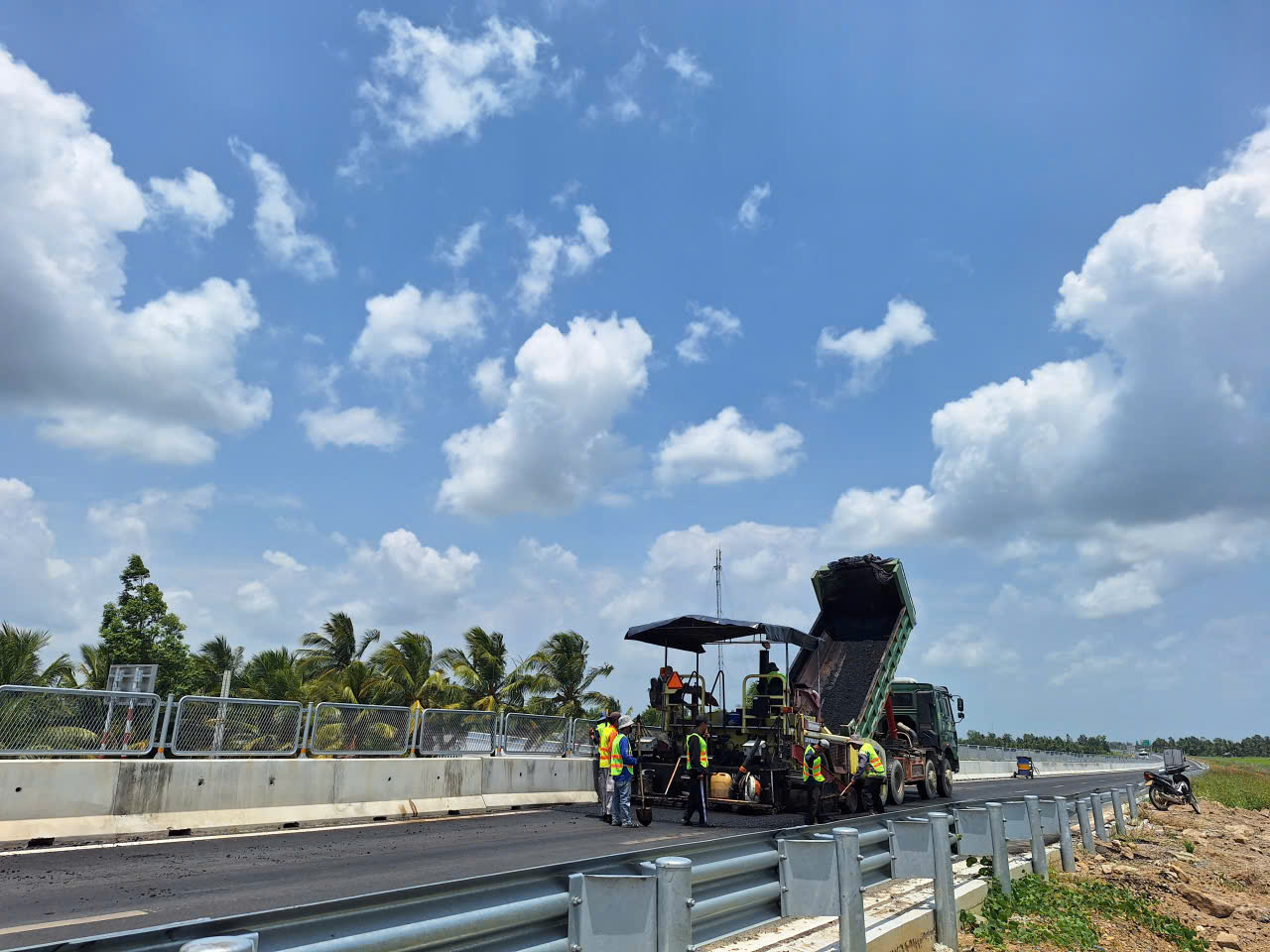 Chủ đầu tư chỉ đạo xử l&yacute; lại mặt đường, gi&uacute;p cao tốc Cần Thơ - C&agrave; Mau &ecirc;m thuận- Ảnh 1.