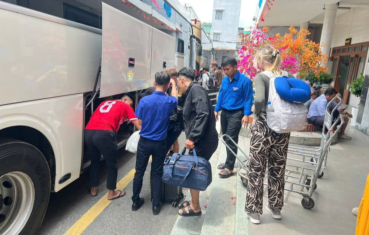 Tiếp tục chuyển tải kh&aacute;ch, ngưng chạy t&agrave;u do sự cố đ&aacute; lăn tại đ&egrave;o Hải V&acirc;n- Ảnh 1.