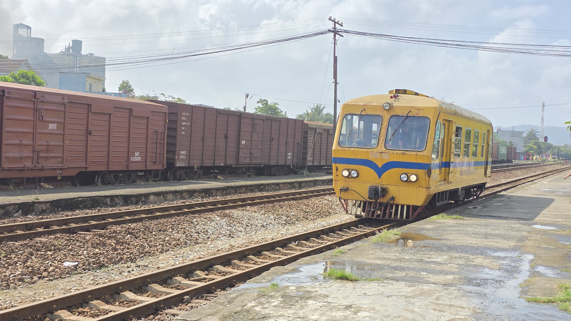 Cục trưởng Cục Đường sắt Việt Nam kiểm tra hiện trường đ&aacute; lăn v&agrave;o đường ray ở đ&egrave;o Hải V&acirc;n- Ảnh 1.