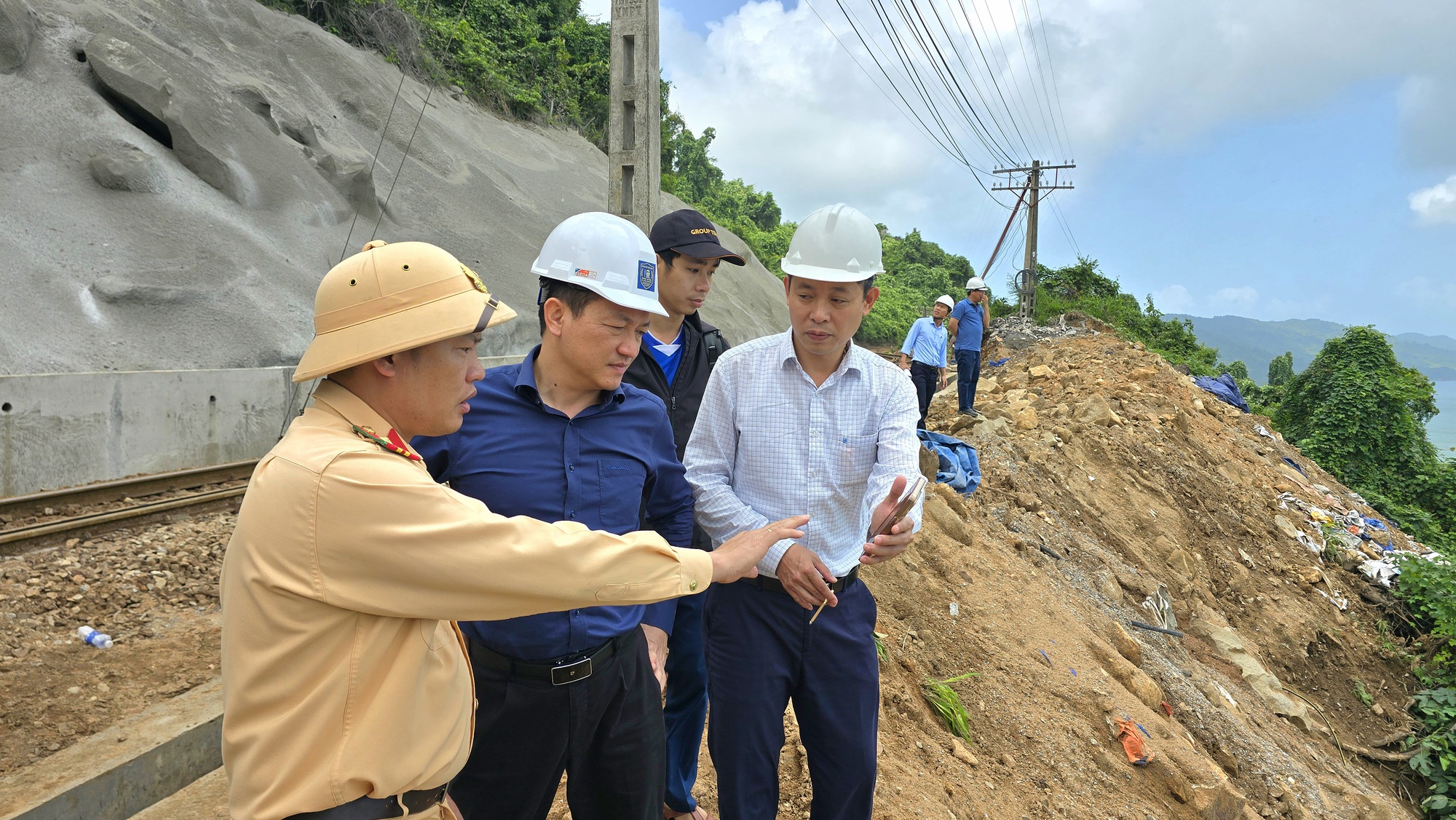 Cục trưởng Cục Đường sắt Việt Nam kiểm tra hiện trường đ&aacute; lăn v&agrave;o đường ray ở đ&egrave;o Hải V&acirc;n- Ảnh 12.