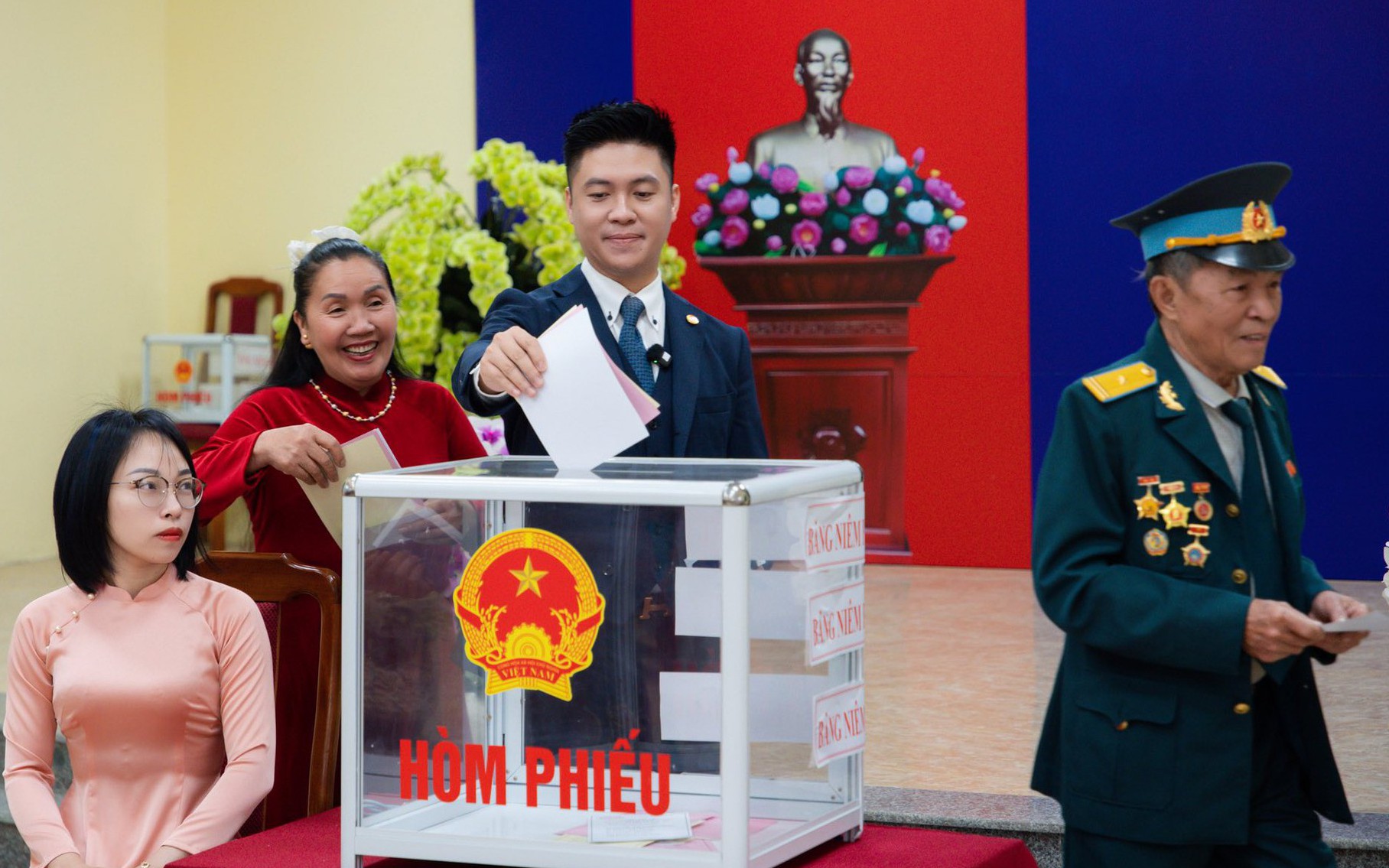 99,38% cử tri cả nước bỏ phiếu bầu cử, nhiều địa phương đạt tỷ lệ gần 100%- Ảnh 2. Những cảm xúc đặc biệt trong 'Ngày hội non sông'