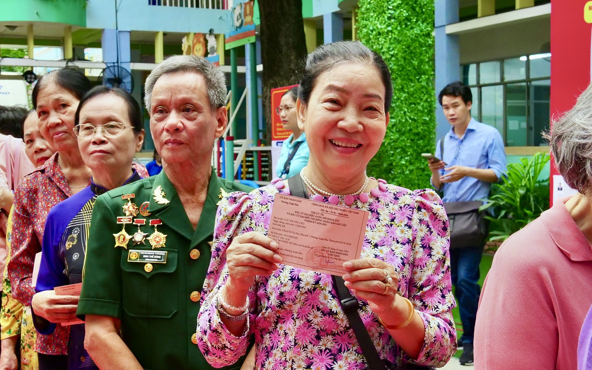 Trong ng&agrave;y hội non s&ocirc;ng, cử tri TP.HCM gửi gắm niềm tin qua từng l&aacute; phiếu