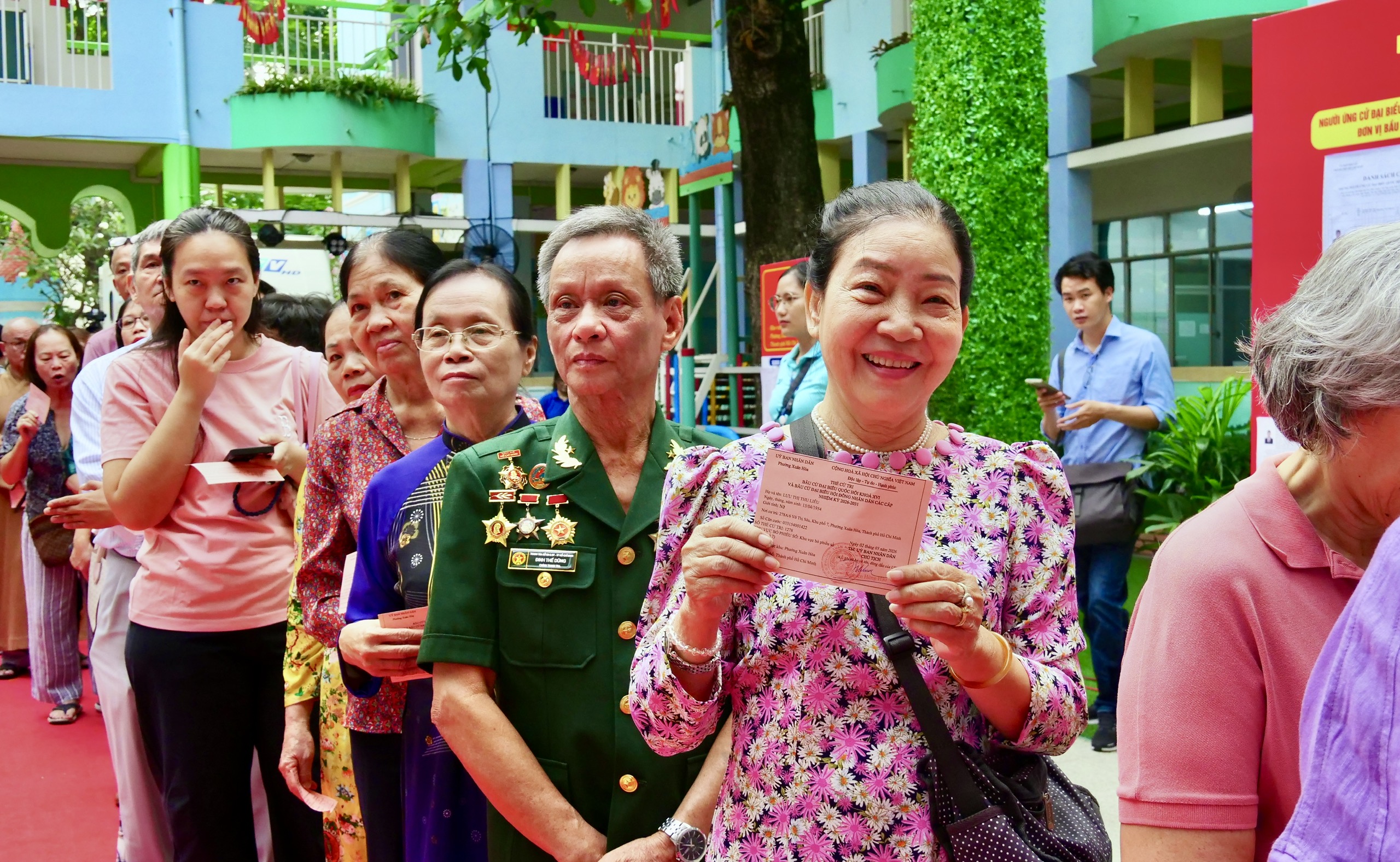 Trong ng&agrave;y hội non s&ocirc;ng, cử tri TP.HCM gửi gắm niềm tin qua từng l&aacute; phiếu- Ảnh 4.