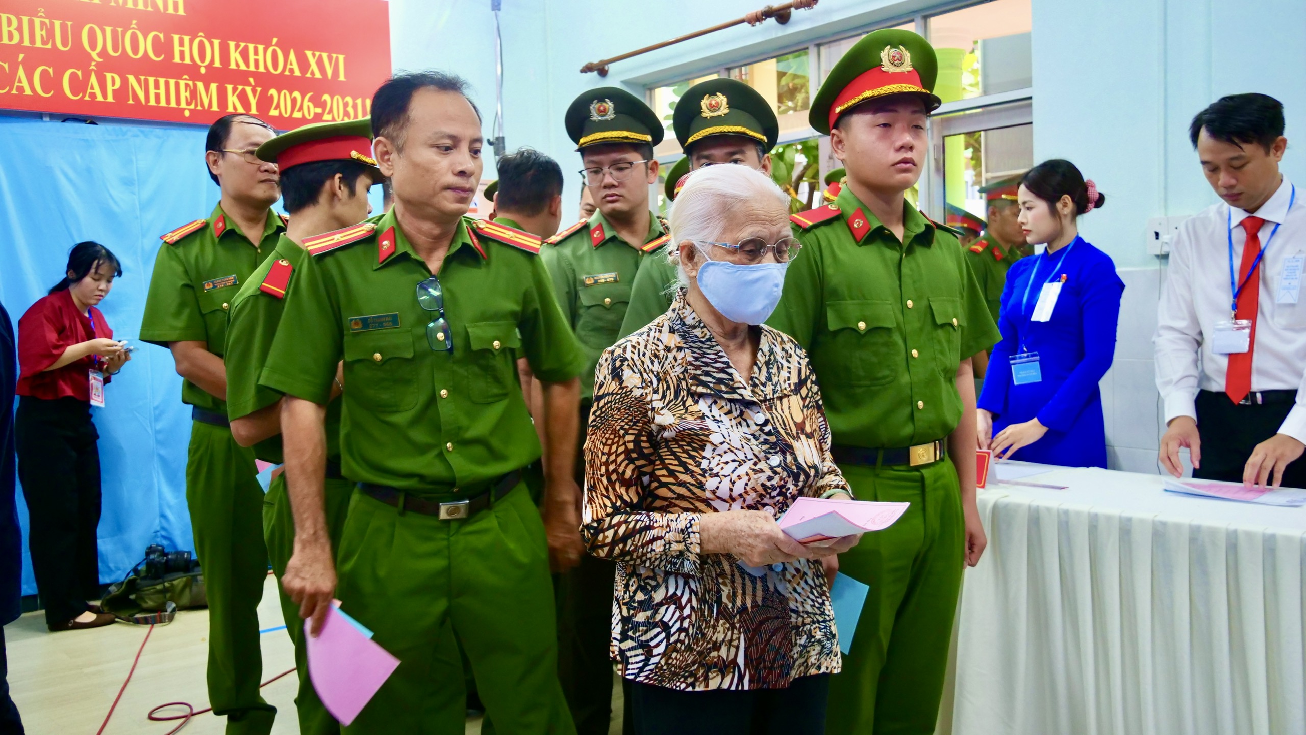Trong ng&agrave;y hội non s&ocirc;ng, cử tri TP.HCM gửi gắm niềm tin qua từng l&aacute; phiếu- Ảnh 5.