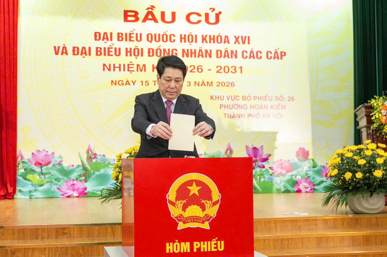 Ch&ugrave;m ảnh: C&aacute;c đồng ch&iacute; l&atilde;nh đạo Đảng, Nh&agrave; nước thực hiện quyền cử tri- Ảnh 7.