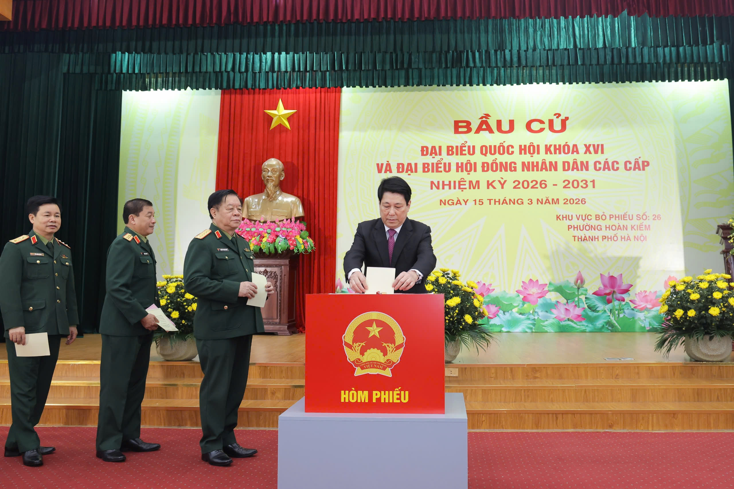 Ch&ugrave;m ảnh: C&aacute;c đồng ch&iacute; l&atilde;nh đạo Đảng, Nh&agrave; nước thực hiện quyền cử tri- Ảnh 6.