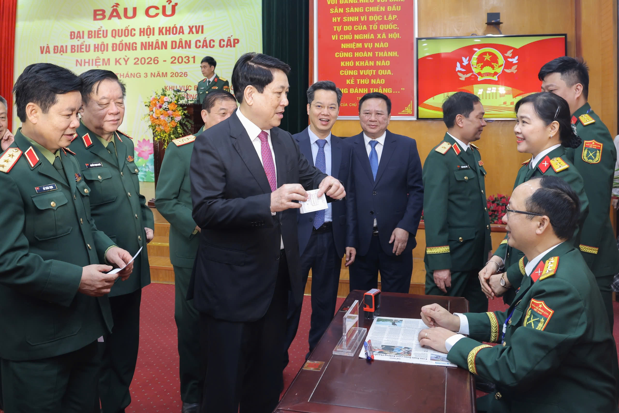Ch&ugrave;m ảnh: C&aacute;c đồng ch&iacute; l&atilde;nh đạo Đảng, Nh&agrave; nước thực hiện quyền cử tri- Ảnh 5.