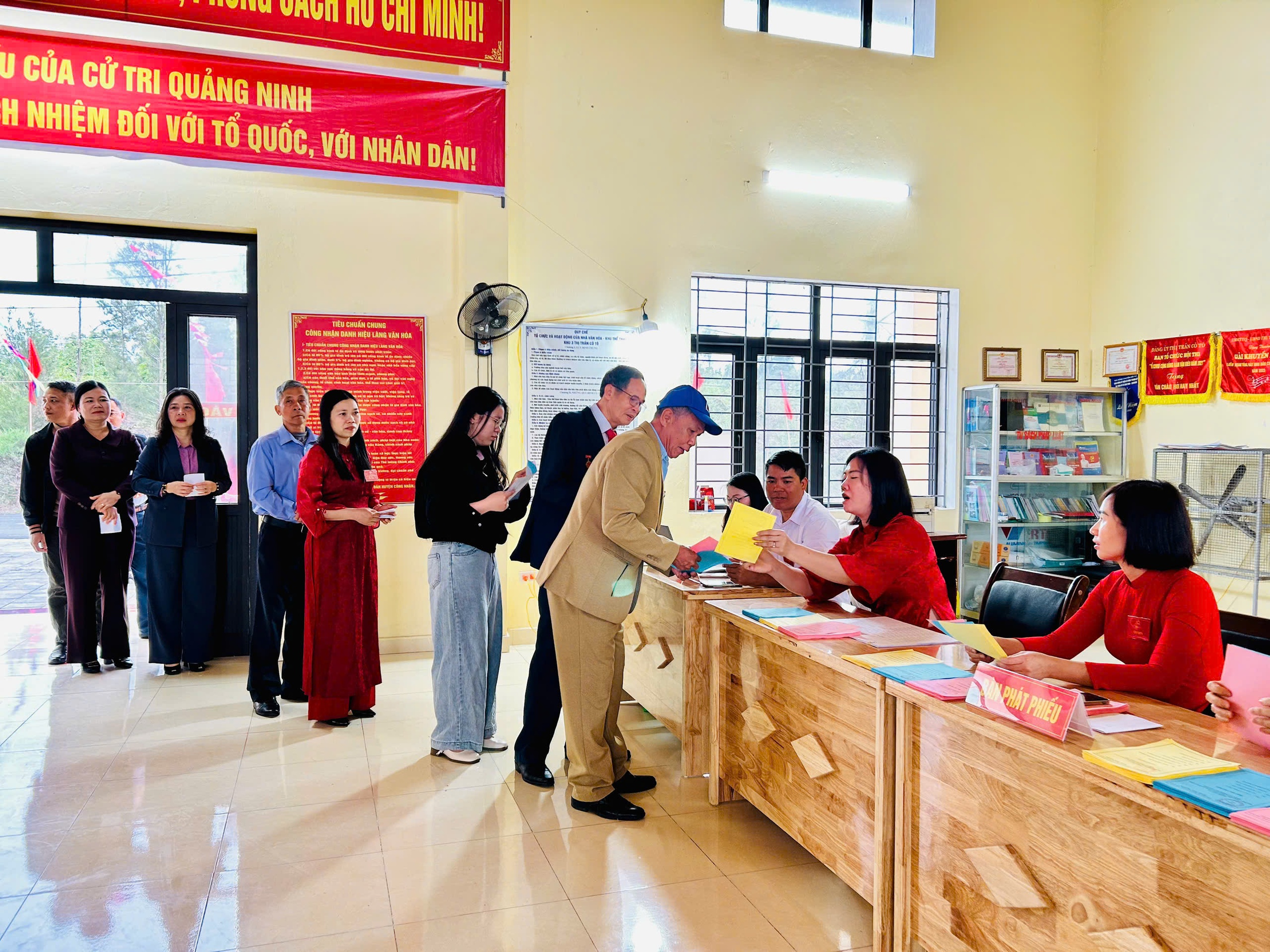 Cử tri v&ugrave;ng cao, hải đảo n&ocirc; nức đi bầu cử từ s&aacute;ng sớm- Ảnh 10.