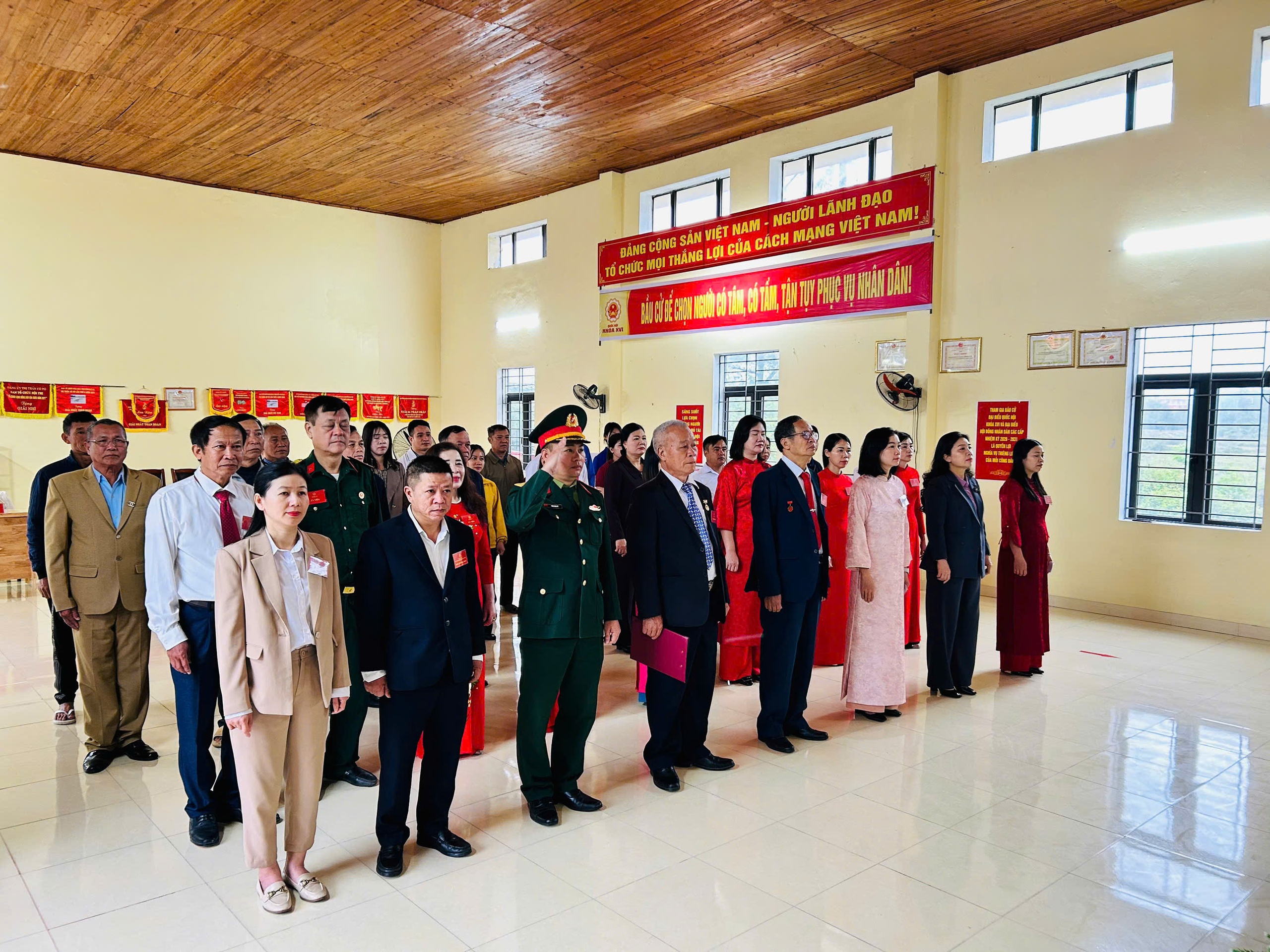 Cử tri v&ugrave;ng cao, hải đảo n&ocirc; nức đi bầu cử từ s&aacute;ng sớm- Ảnh 11.