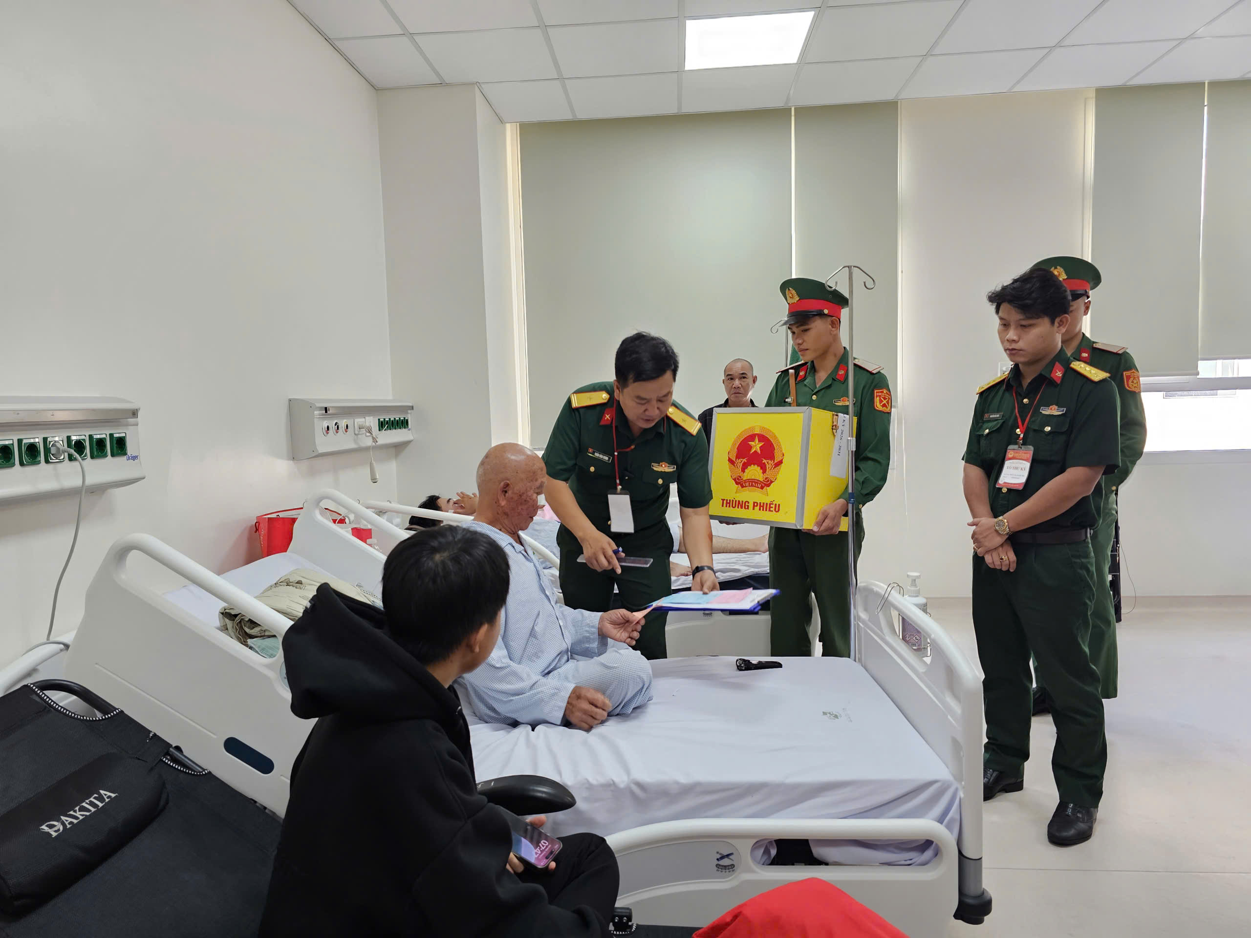 Những cử tri đặc biệt trong ng&agrave;y hội bầu cử ở TP.HCM- Ảnh 2.