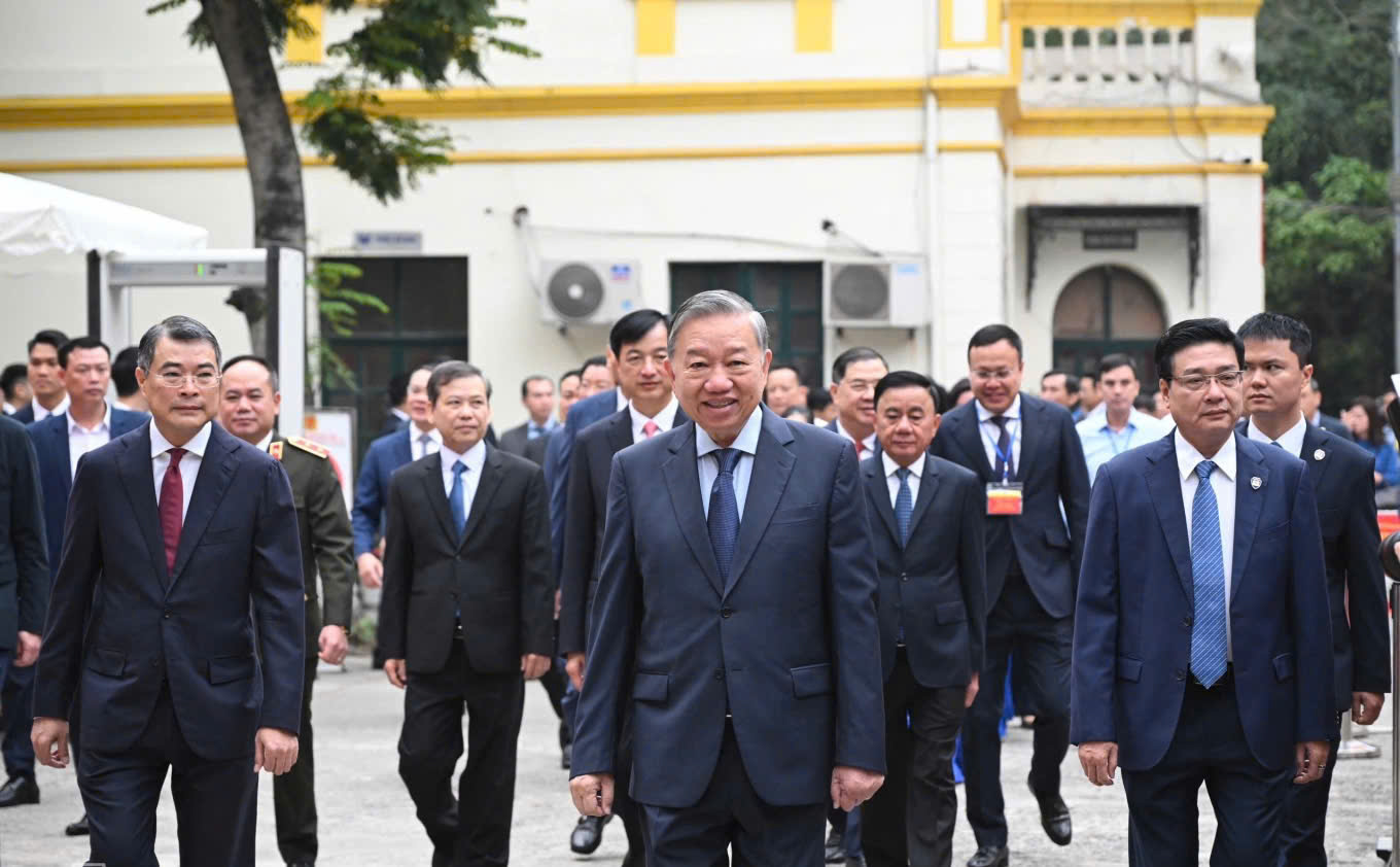 Ch&ugrave;m ảnh: C&aacute;c đồng ch&iacute; l&atilde;nh đạo Đảng, Nh&agrave; nước thực hiện quyền cử tri- Ảnh 1.
