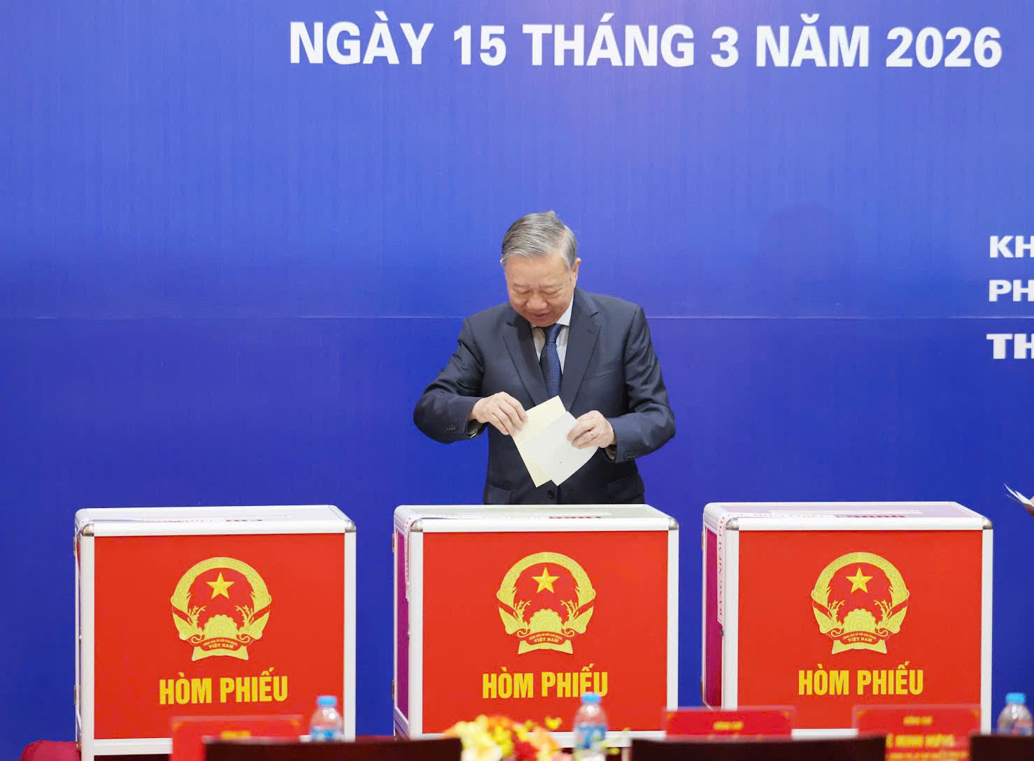 Ch&ugrave;m ảnh: C&aacute;c đồng ch&iacute; l&atilde;nh đạo Đảng, Nh&agrave; nước thực hiện quyền cử tri- Ảnh 3.