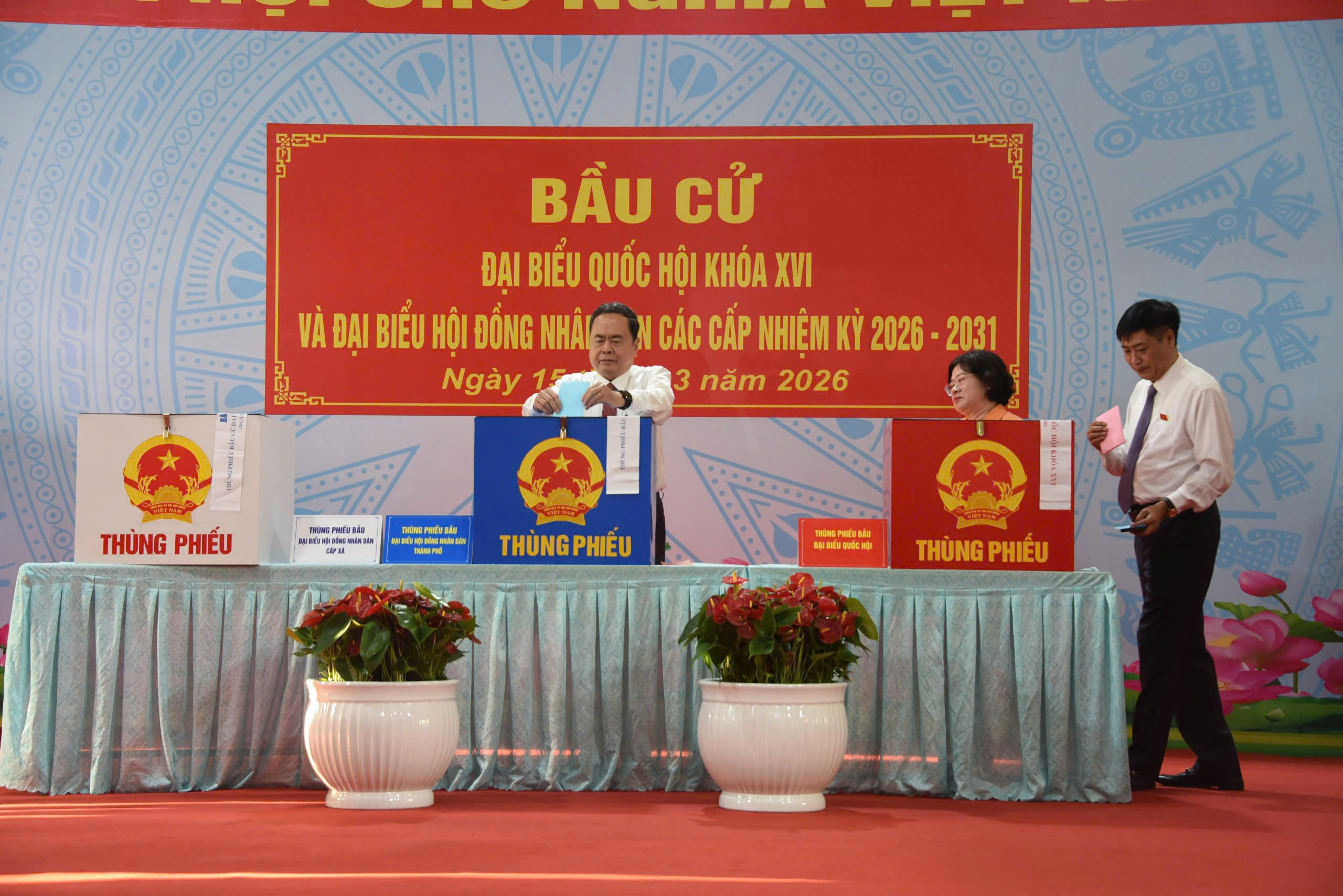 Ch&ugrave;m ảnh: C&aacute;c đồng ch&iacute; l&atilde;nh đạo Đảng, Nh&agrave; nước thực hiện quyền cử tri- Ảnh 13.