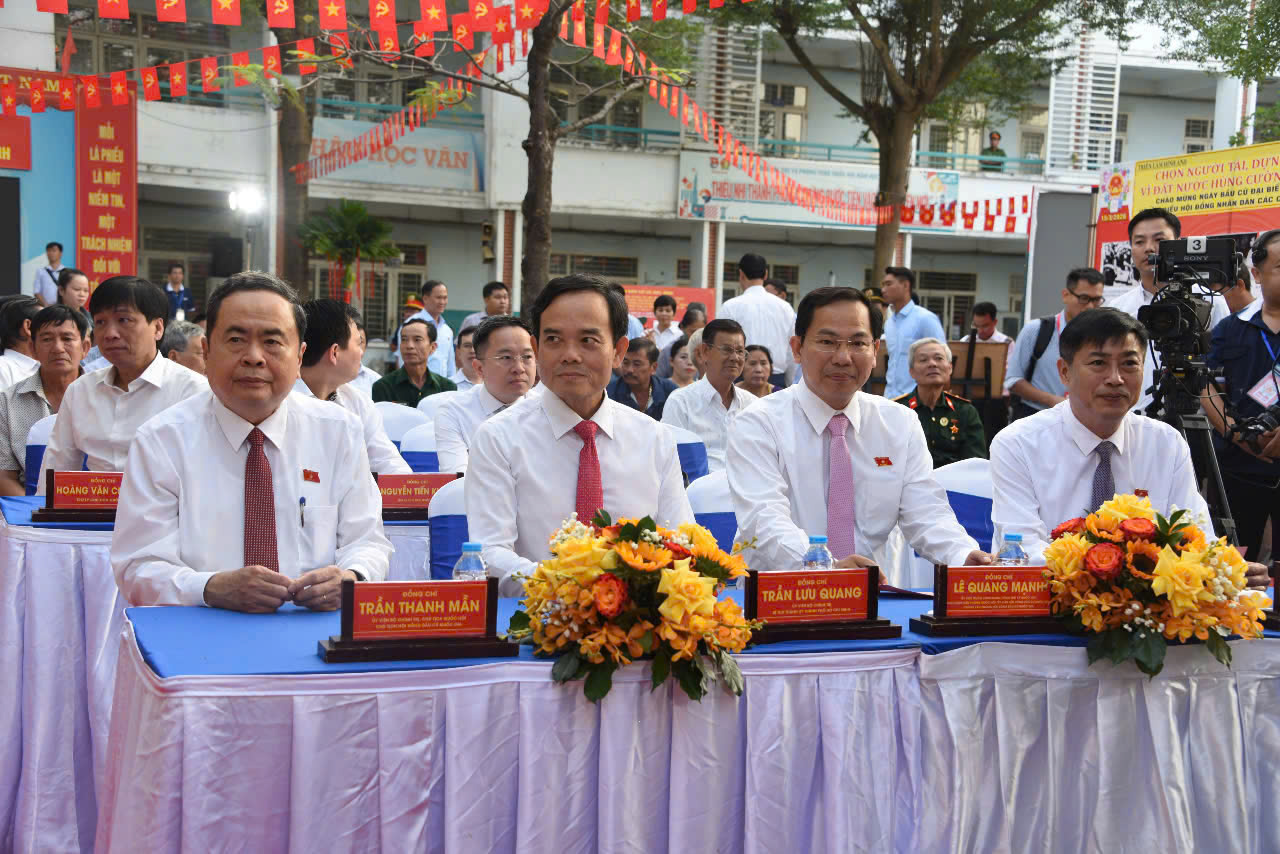 Ch&ugrave;m ảnh: C&aacute;c đồng ch&iacute; l&atilde;nh đạo Đảng, Nh&agrave; nước thực hiện quyền cử tri- Ảnh 14.