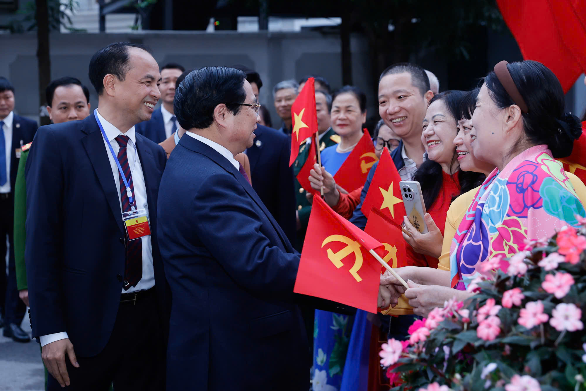 Ch&ugrave;m ảnh: C&aacute;c đồng ch&iacute; l&atilde;nh đạo Đảng, Nh&agrave; nước thực hiện quyền cử tri- Ảnh 9.