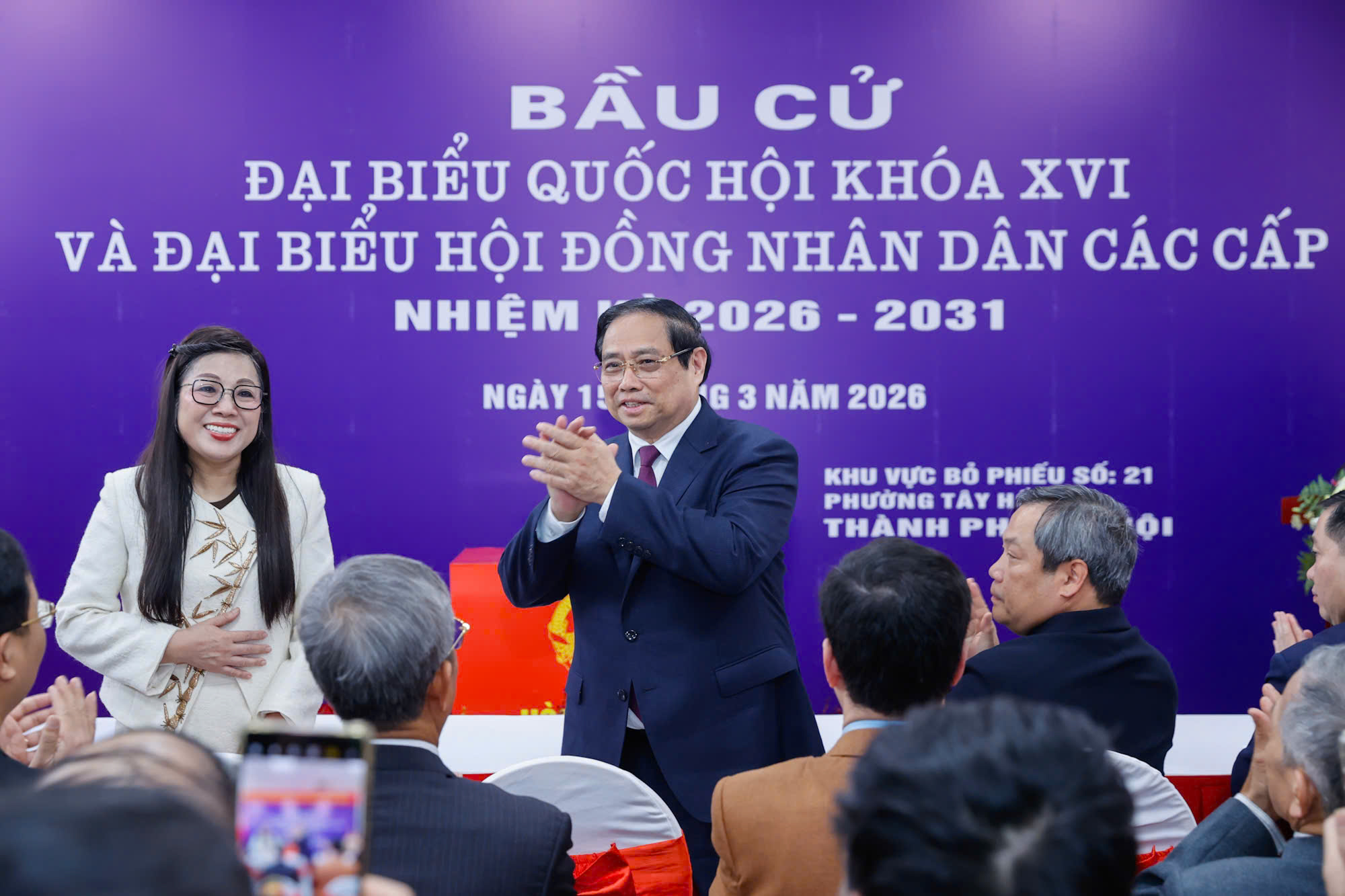 Ch&ugrave;m ảnh: C&aacute;c đồng ch&iacute; l&atilde;nh đạo Đảng, Nh&agrave; nước thực hiện quyền cử tri- Ảnh 10.