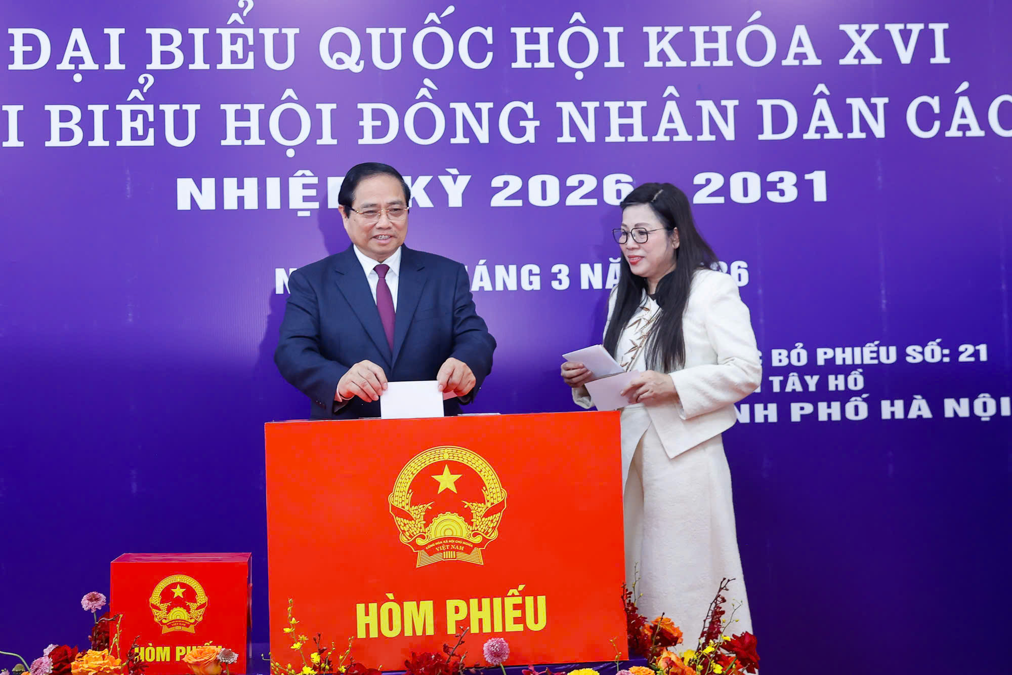 Ch&ugrave;m ảnh: C&aacute;c đồng ch&iacute; l&atilde;nh đạo Đảng, Nh&agrave; nước thực hiện quyền cử tri- Ảnh 12.
