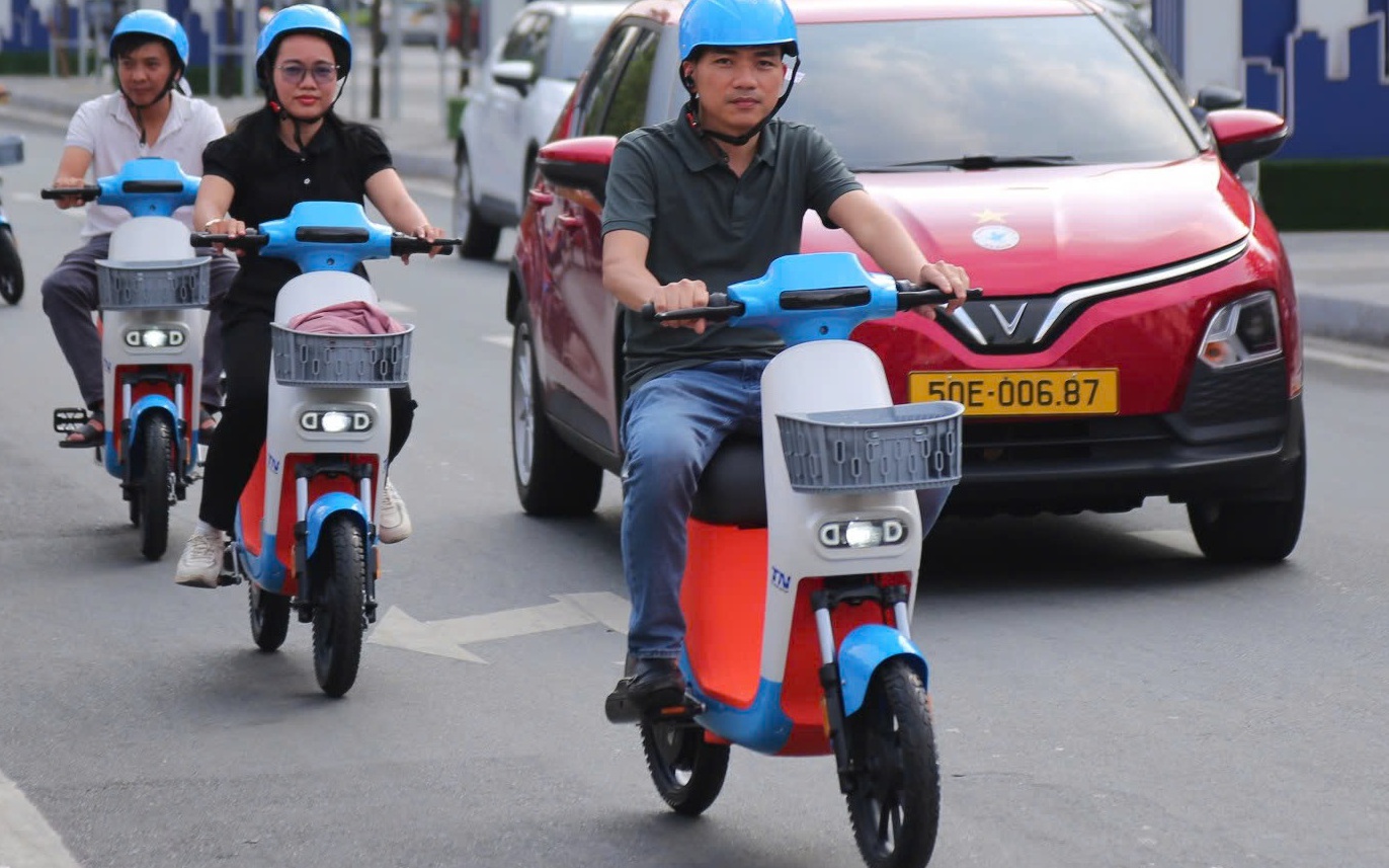 TP.HCM tính mở rộng làn xe đạp trên đường Mai Chí Thọ- Ảnh 3. Người dân TP.HCM hào hứng trải nghiệm xe đạp điện công cộng