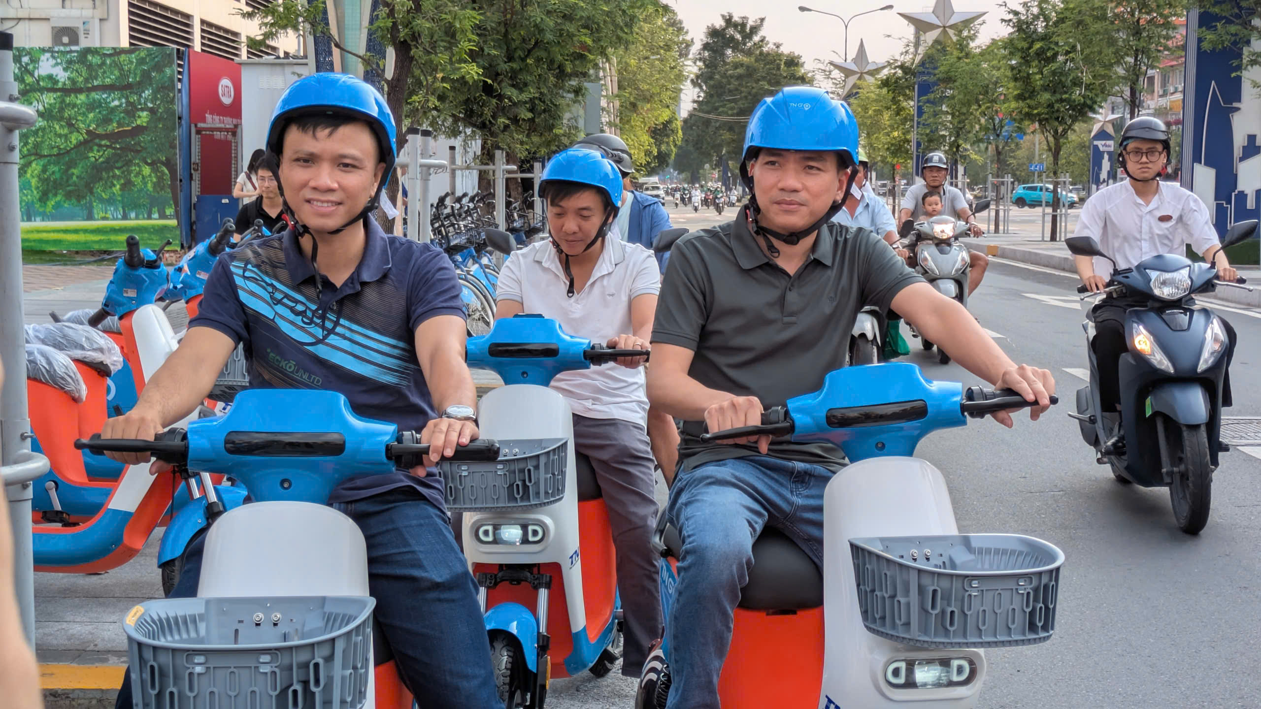 Người d&acirc;n TP.HCM h&agrave;o hứng trải nghiệm xe đạp điện c&ocirc;ng cộng- Ảnh 2.