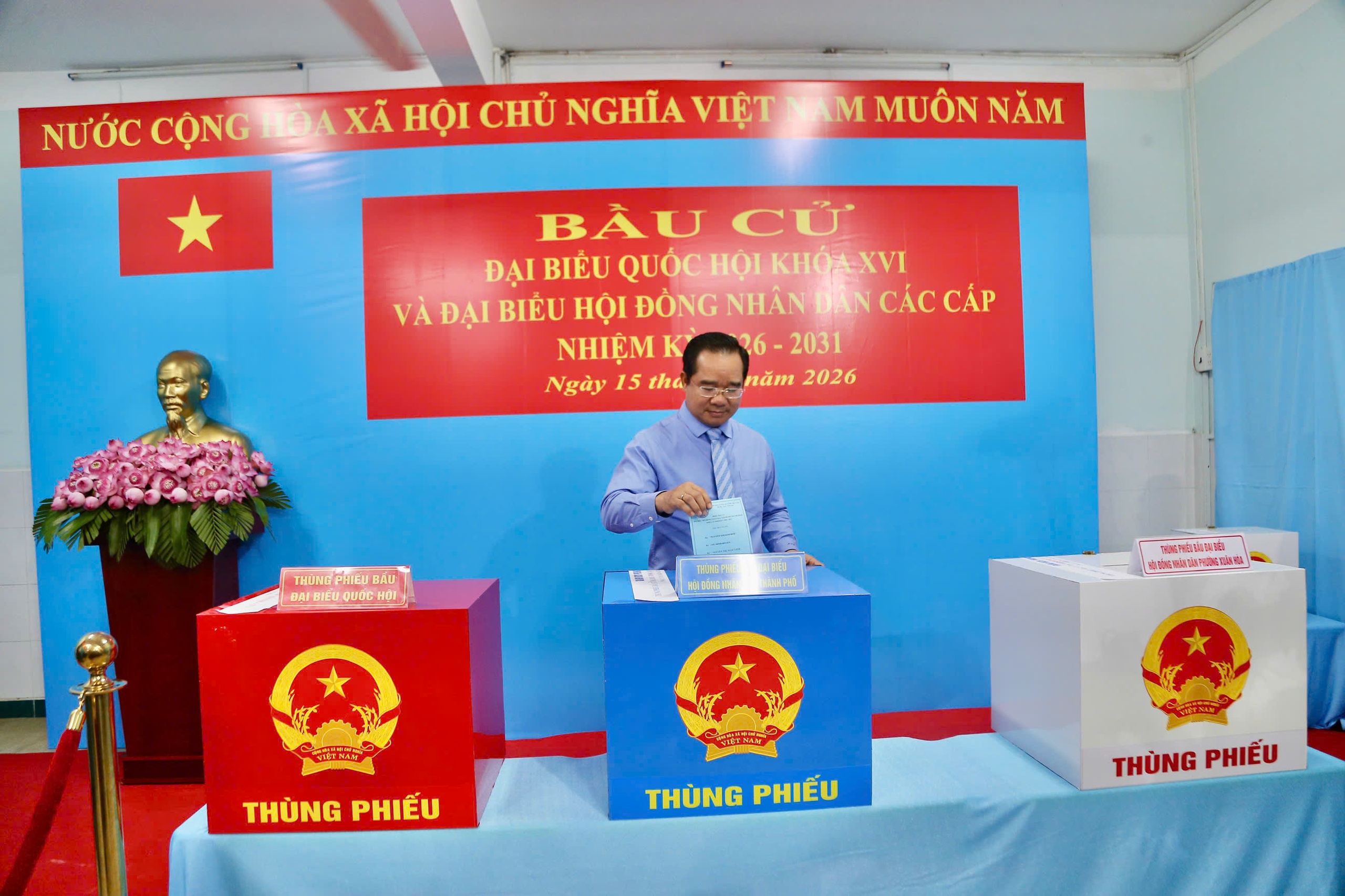 Trong ng&agrave;y hội non s&ocirc;ng, cử tri TP.HCM gửi gắm niềm tin qua từng l&aacute; phiếu- Ảnh 6.
