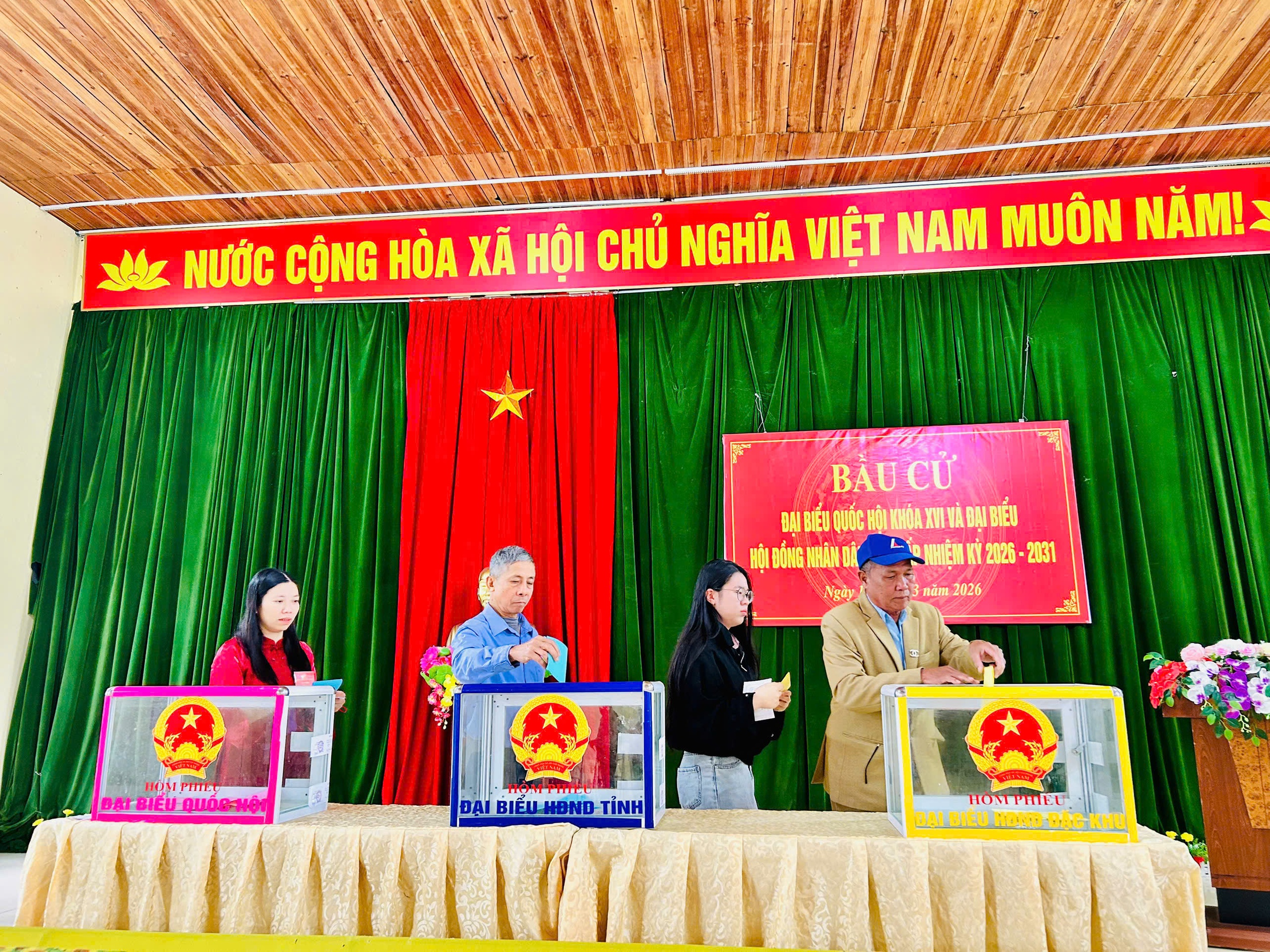 Cử tri v&ugrave;ng cao, hải đảo n&ocirc; nức đi bầu cử từ s&aacute;ng sớm- Ảnh 12.