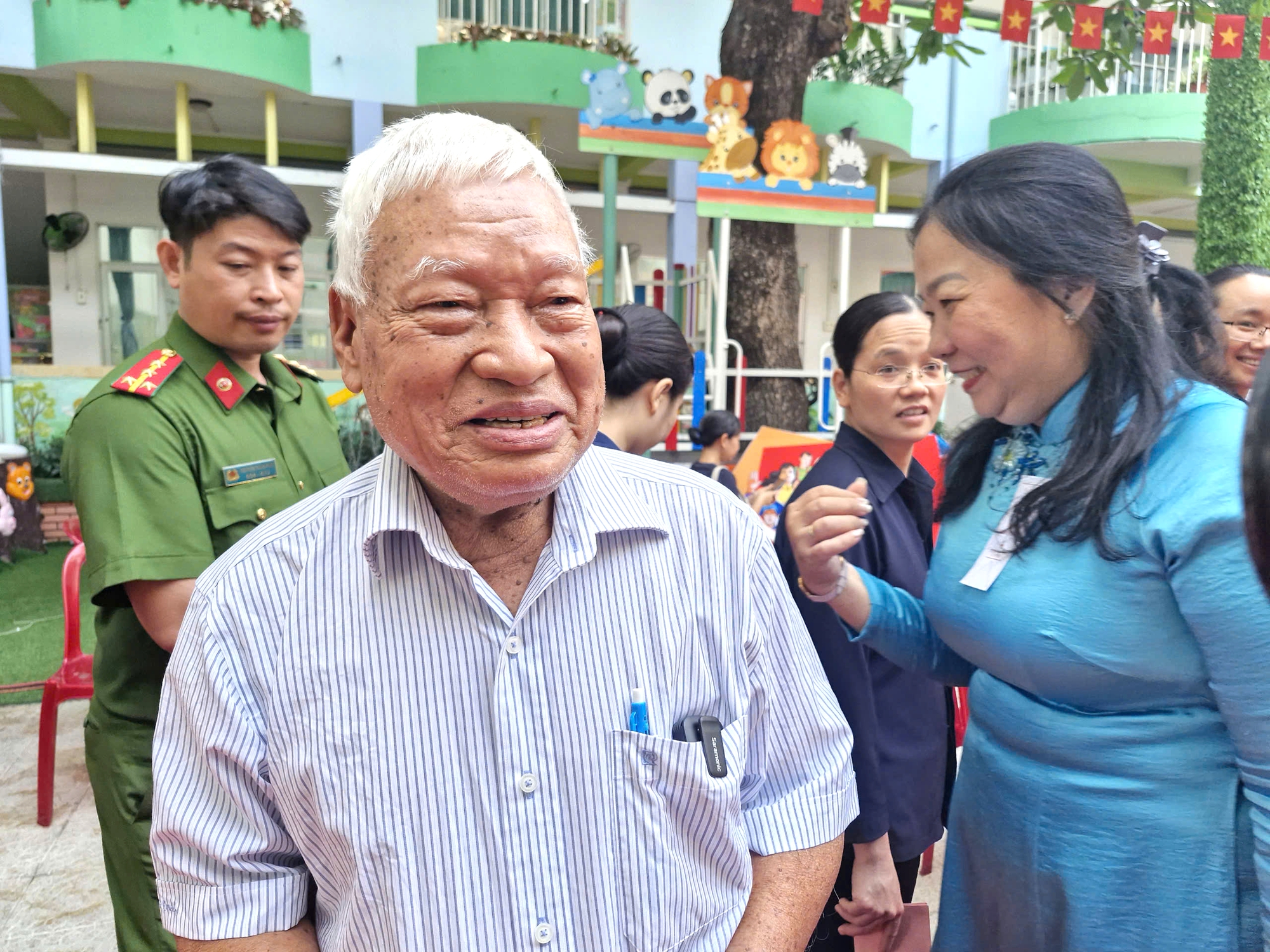 Trong ng&agrave;y hội non s&ocirc;ng, cử tri TP.HCM gửi gắm niềm tin qua từng l&aacute; phiếu- Ảnh 3.