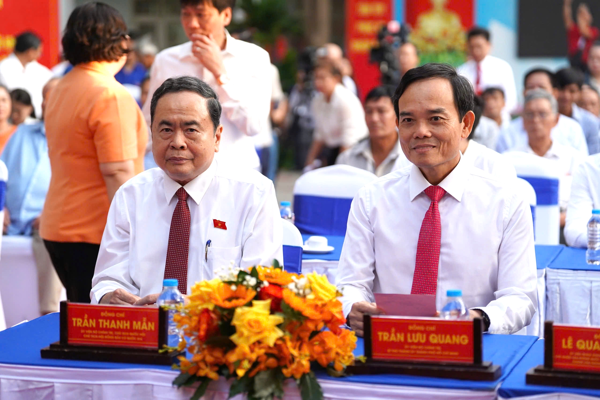Trong ng&agrave;y hội non s&ocirc;ng, cử tri TP.HCM gửi gắm niềm tin qua từng l&aacute; phiếu- Ảnh 1.