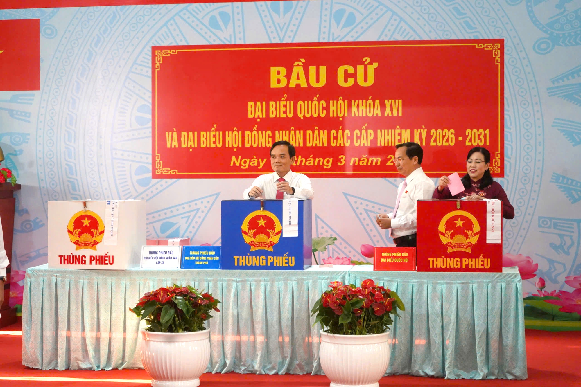 Trong ng&agrave;y hội non s&ocirc;ng, cử tri TP.HCM gửi gắm niềm tin qua từng l&aacute; phiếu- Ảnh 2.
