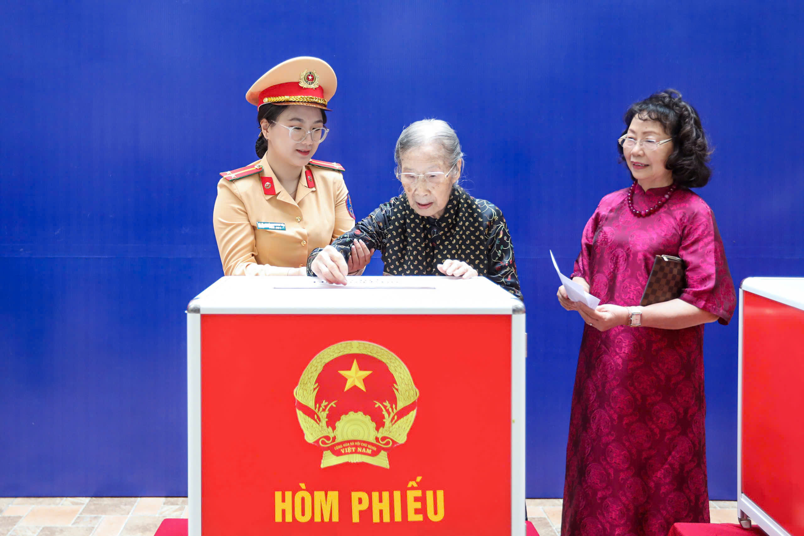 Cụ b&agrave; 101 tuổi ở H&agrave; Nội được CSGT hỗ trợ đến điểm bỏ phiếu- Ảnh 2.