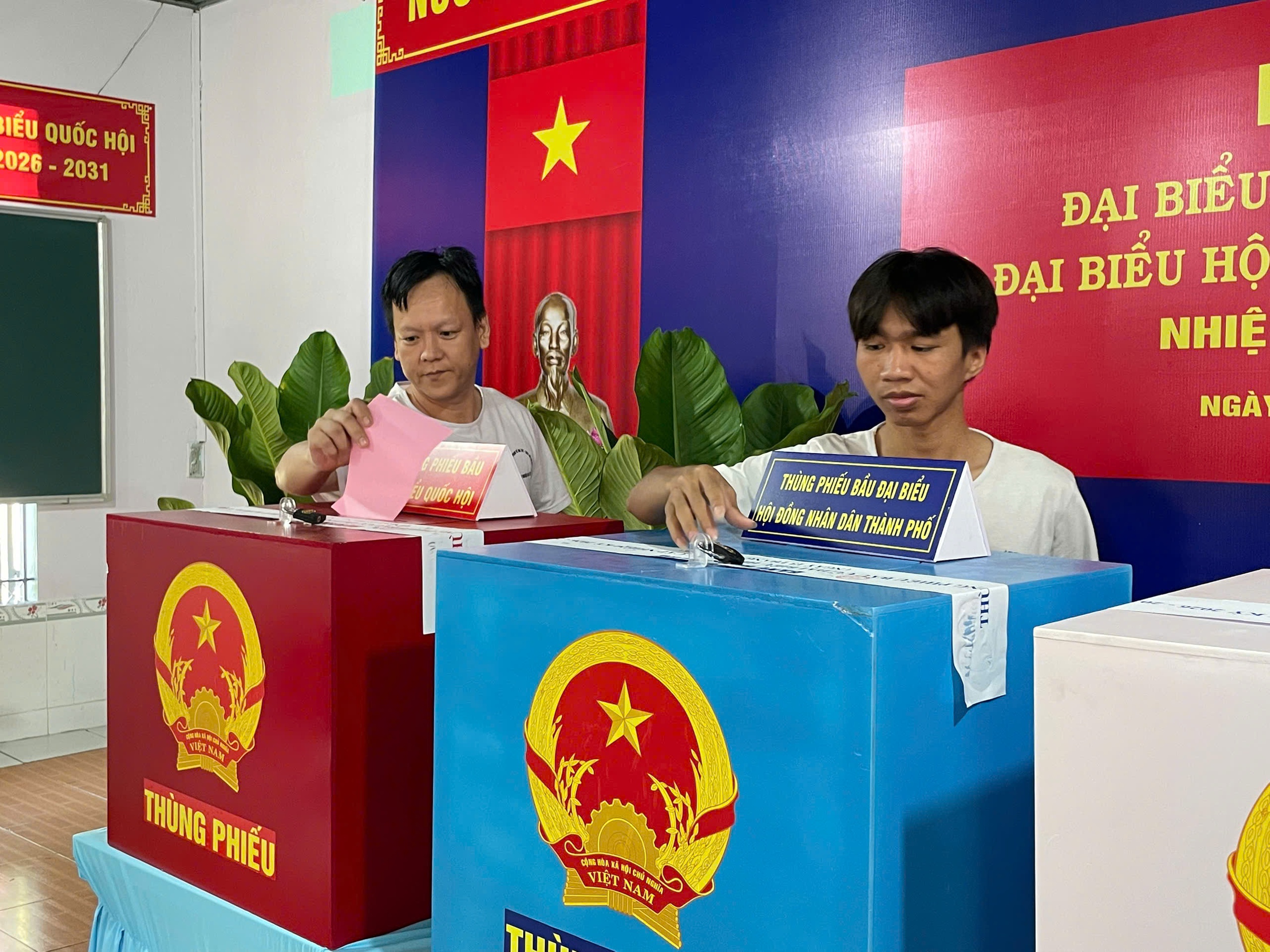 Những cử tri đặc biệt trong ng&agrave;y hội bầu cử ở TP.HCM- Ảnh 7.