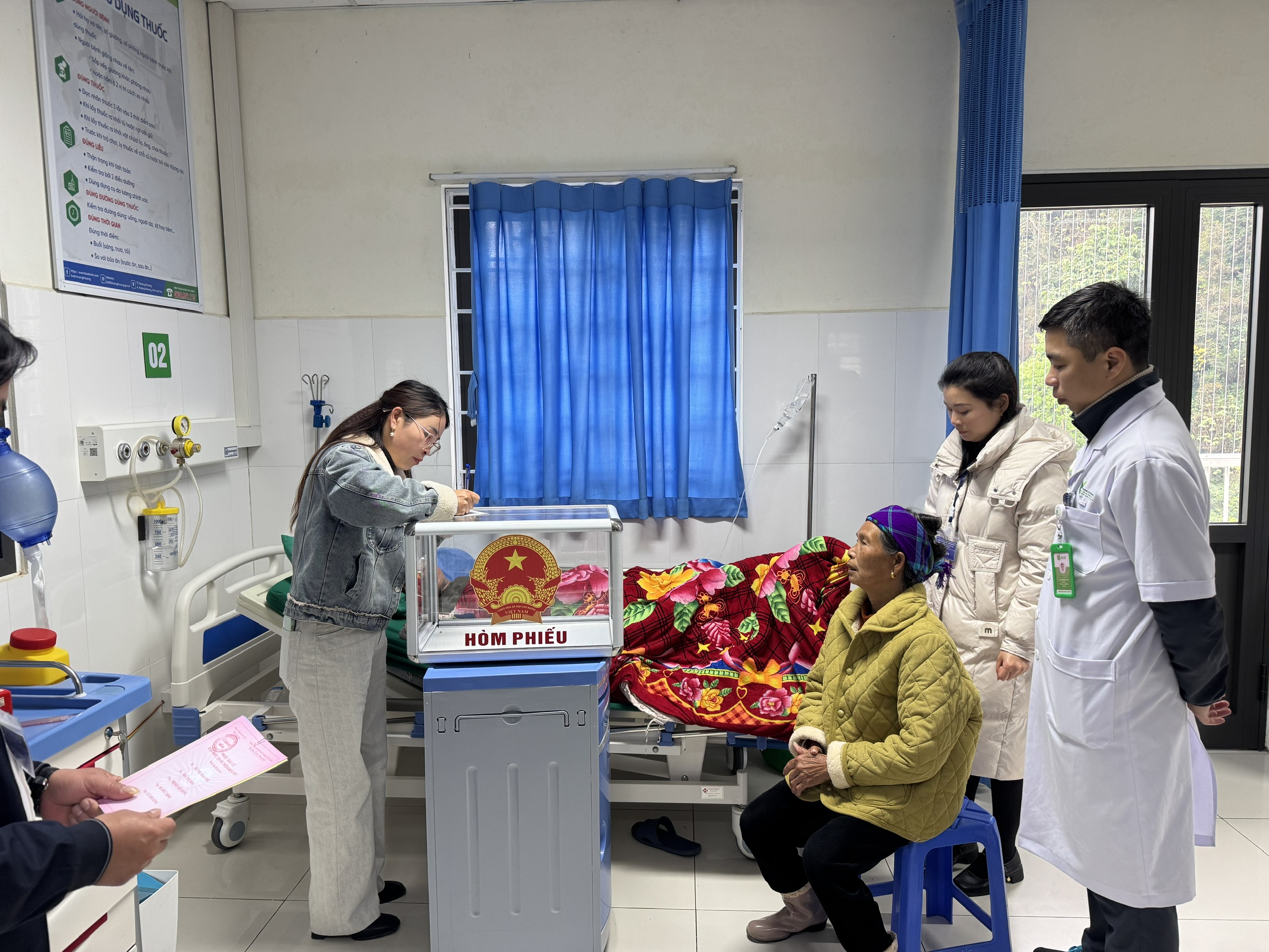 Cử tri v&ugrave;ng cao, hải đảo n&ocirc; nức đi bầu cử từ s&aacute;ng sớm- Ảnh 2.