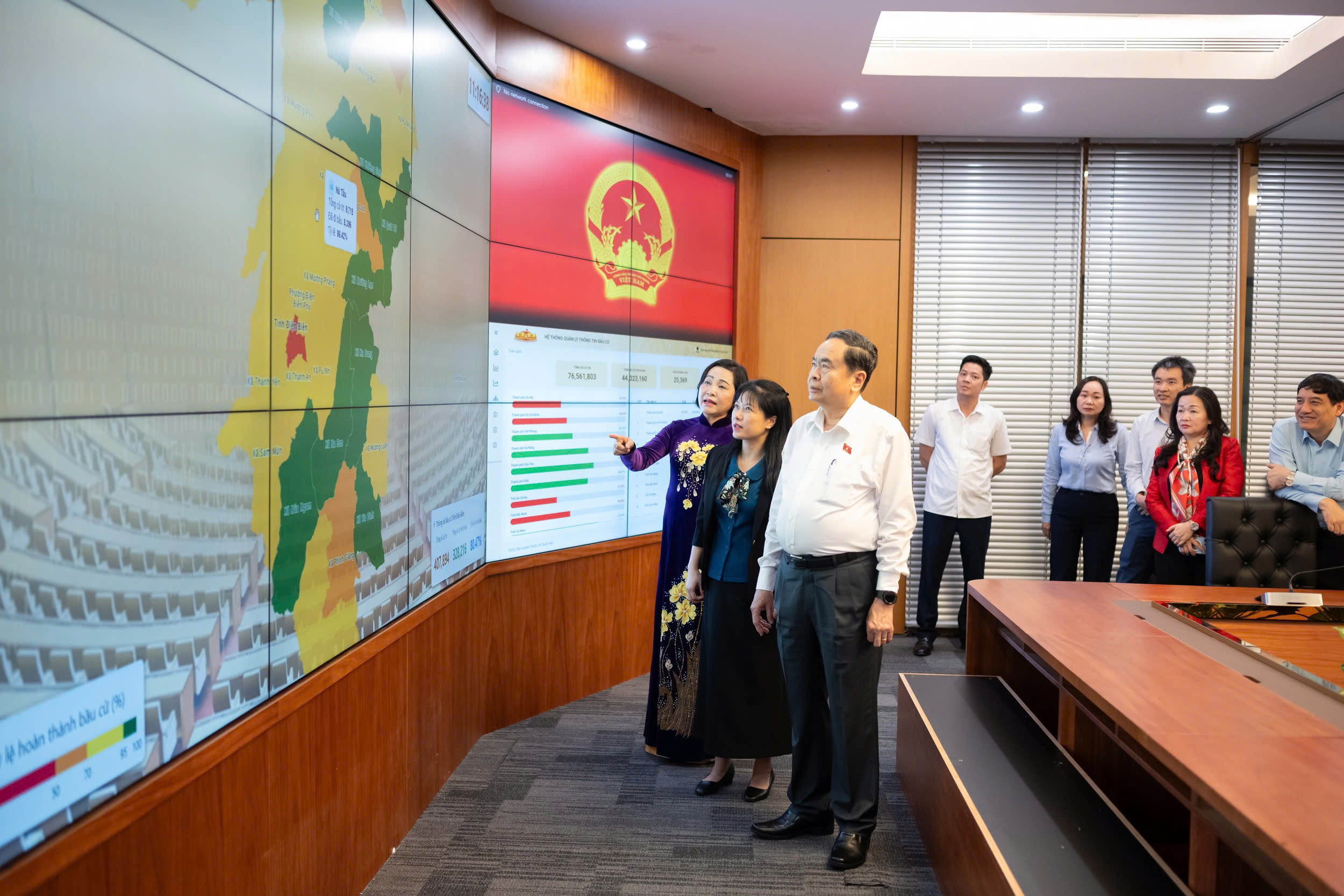 Chủ tịch Quốc hội thăm, động vi&ecirc;n ph&oacute;ng vi&ecirc;n b&aacute;o ch&iacute; t&aacute;c nghiệp bầu cử tại Nh&agrave; Quốc hội- Ảnh 6.