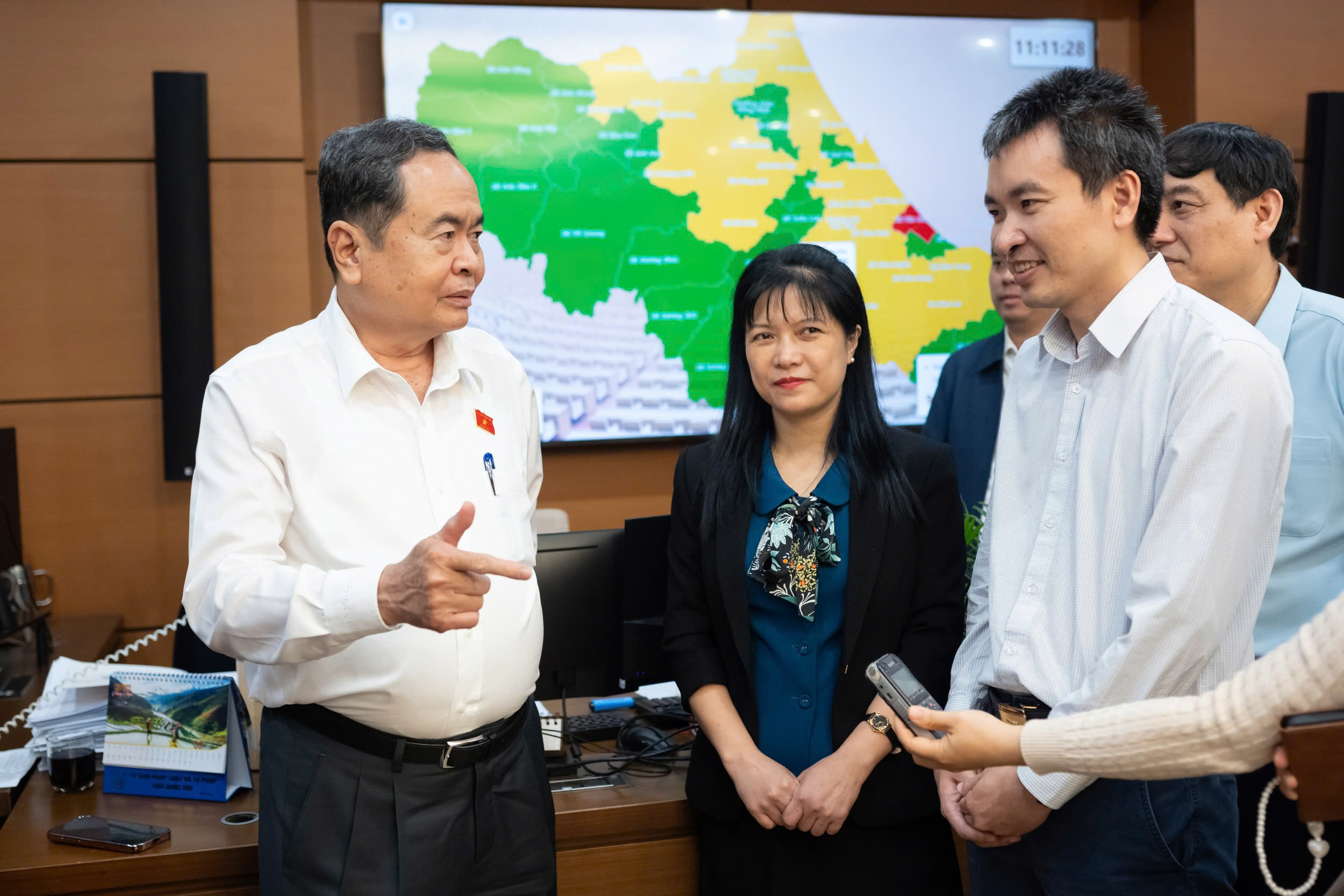Chủ tịch Quốc hội thăm, động vi&ecirc;n ph&oacute;ng vi&ecirc;n b&aacute;o ch&iacute; t&aacute;c nghiệp bầu cử tại Nh&agrave; Quốc hội- Ảnh 3.