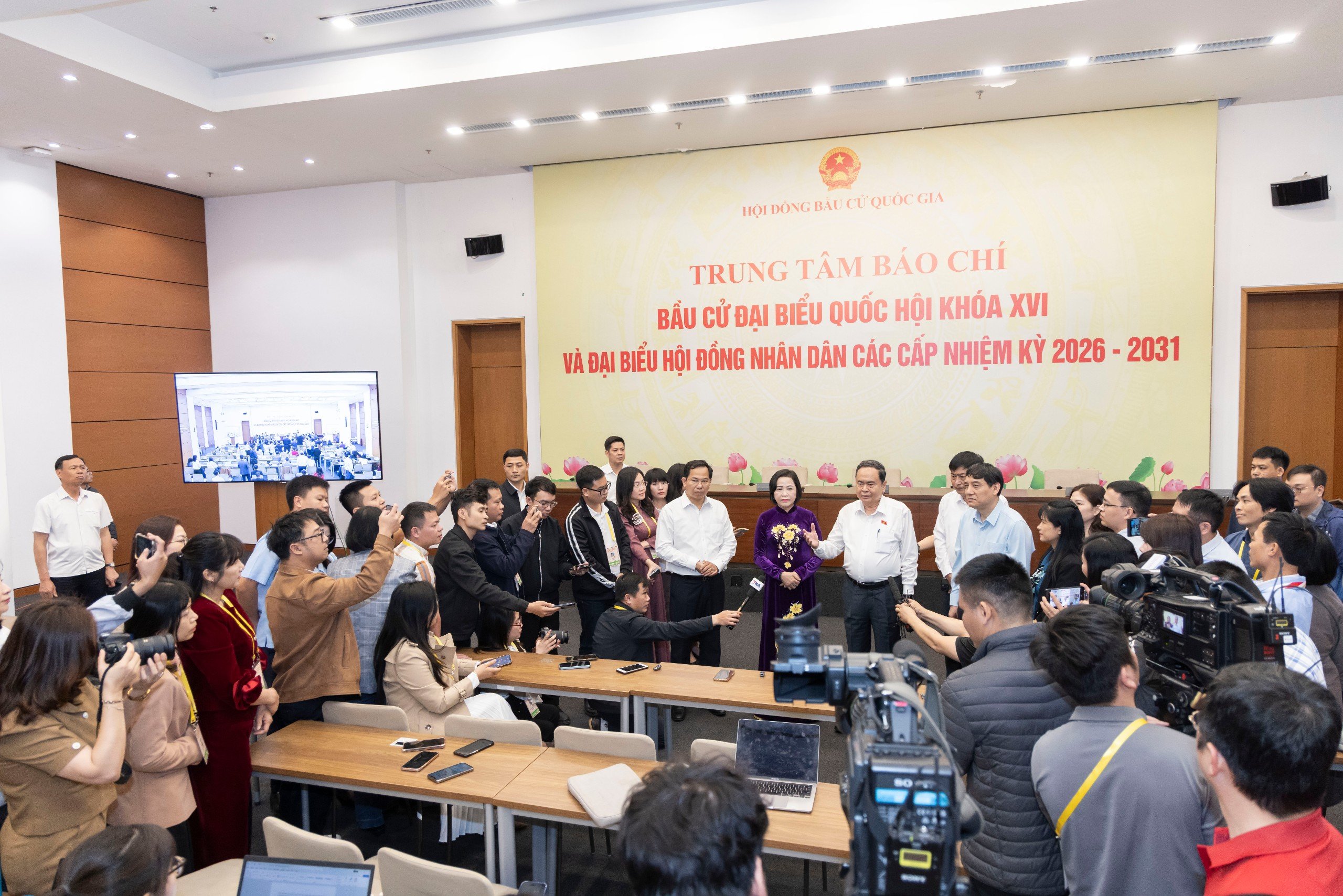 Chủ tịch Quốc hội thăm, động vi&ecirc;n ph&oacute;ng vi&ecirc;n b&aacute;o ch&iacute; t&aacute;c nghiệp bầu cử tại Nh&agrave; Quốc hội- Ảnh 2.