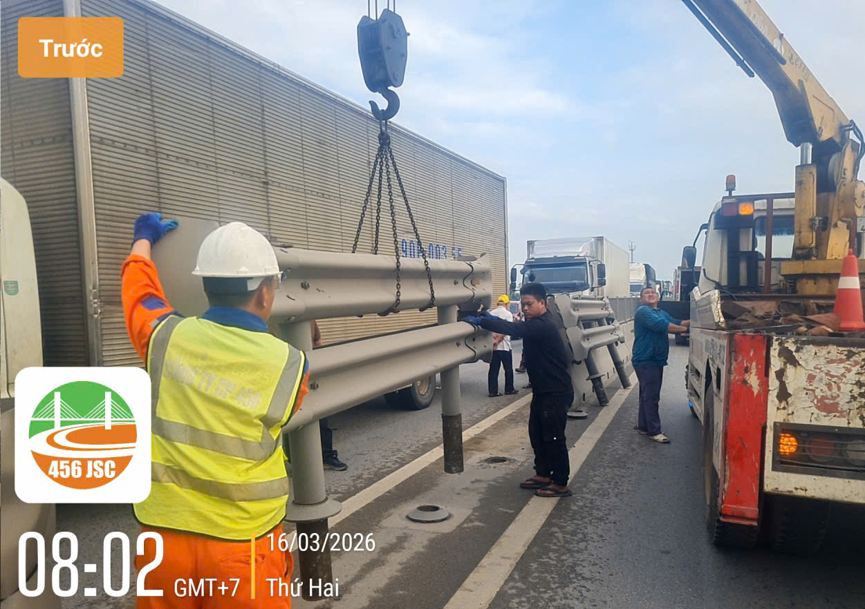 Th&aacute;o dải ph&acirc;n c&aacute;ch tr&ecirc;n cao tốc, giải tỏa &ugrave;n tắc sau va chạm xe container v&agrave; xe tải- Ảnh 2.