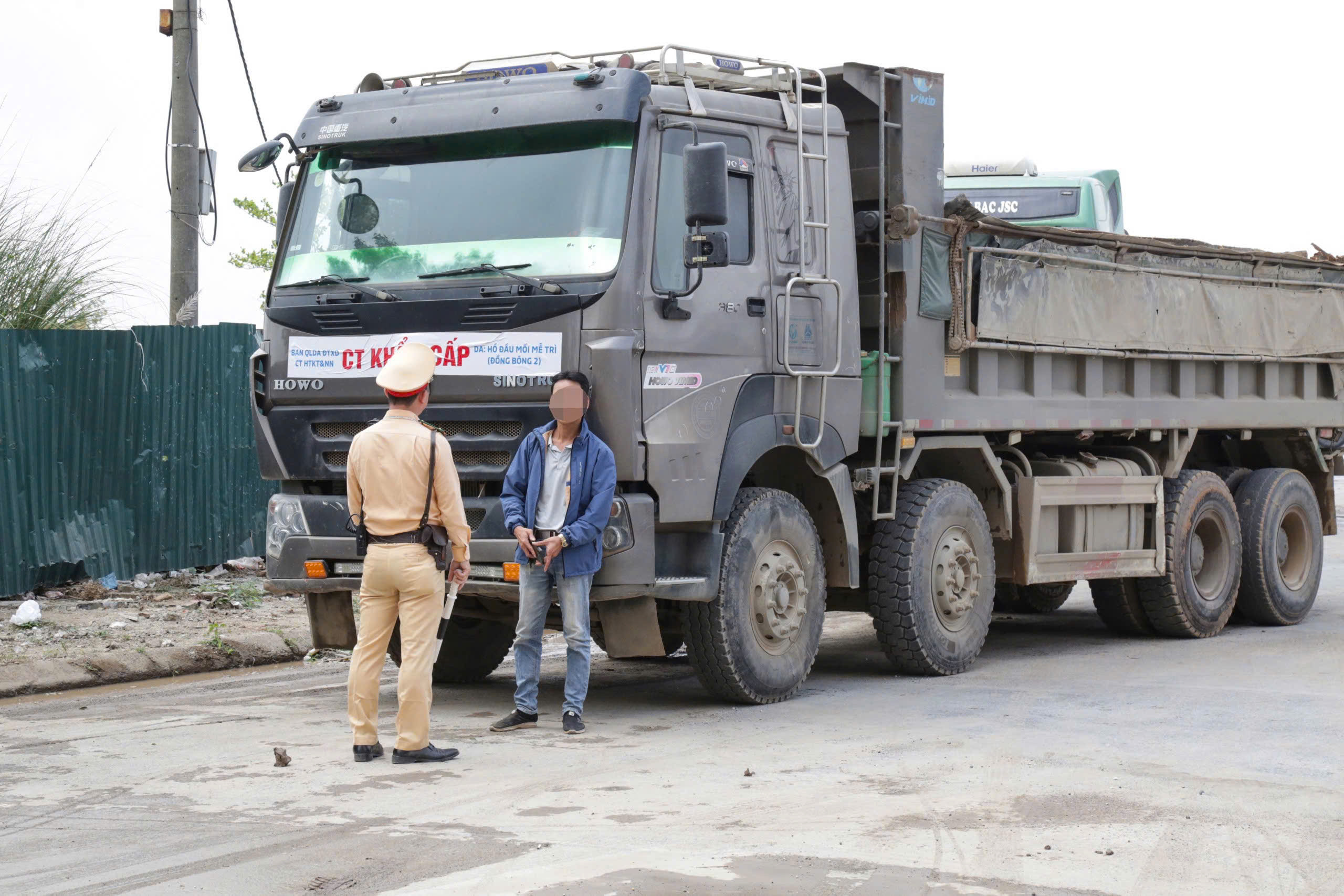 CSGT H&agrave; Nội xử l&yacute; nhiều xe tải l&agrave;m rơi đất thải xuống đường- Ảnh 3.