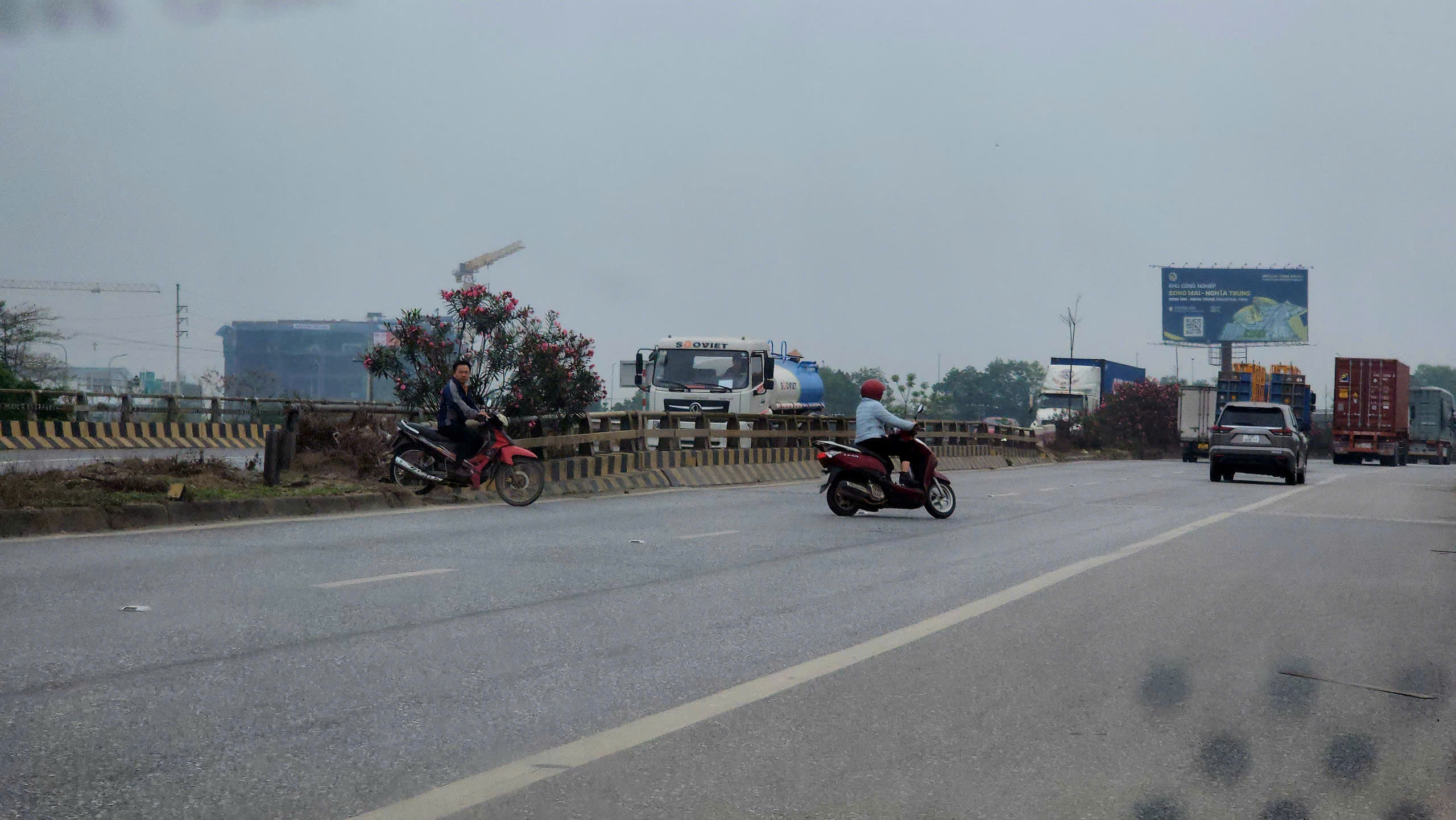 Bắc Ninh: Xe m&aacute;y ngang nhi&ecirc;n đi ngược chiều, quay đầu tr&aacute;i ph&eacute;p tr&ecirc;n QL18- Ảnh 11.