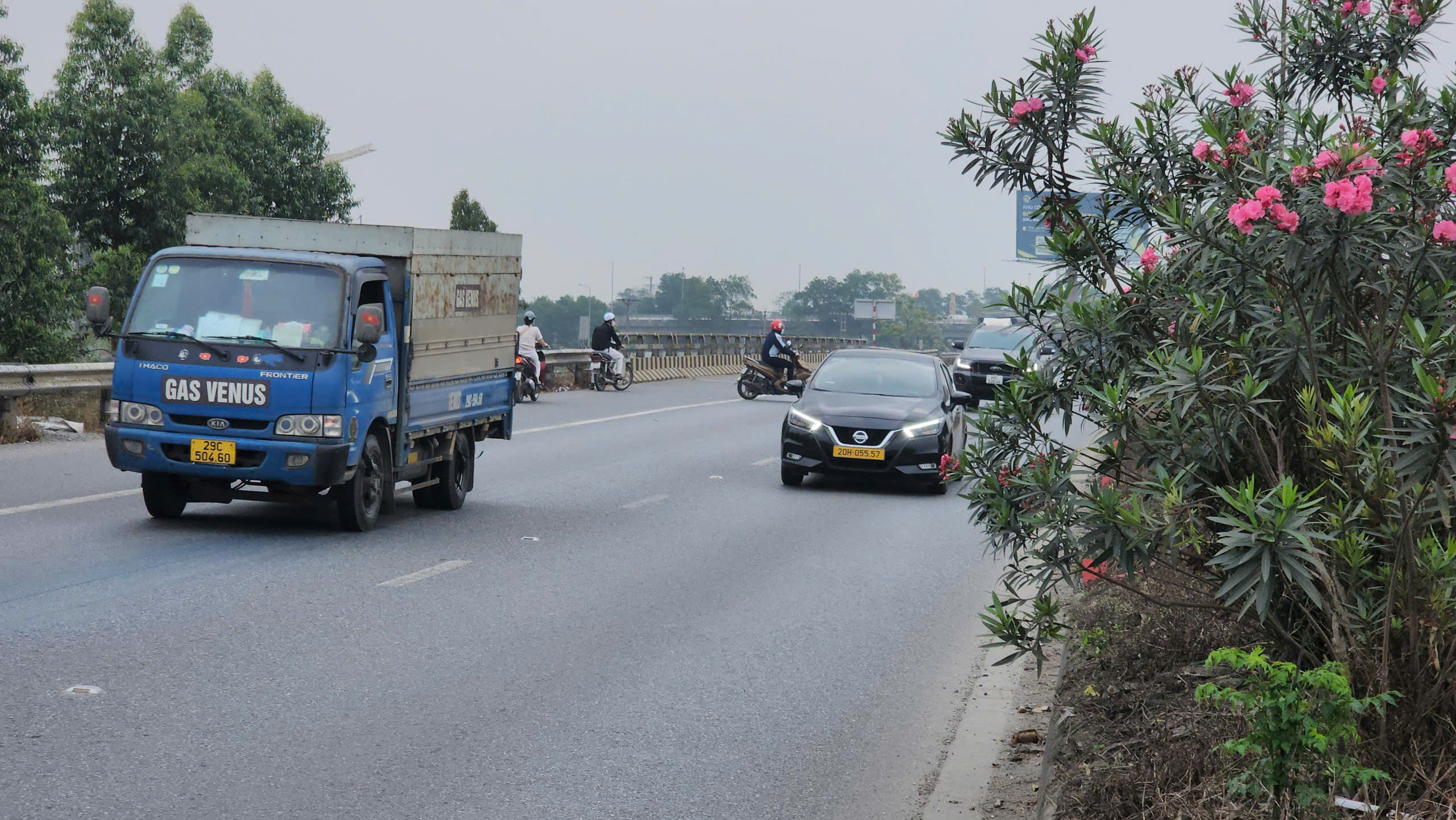 Bắc Ninh: Xe m&aacute;y ngang nhi&ecirc;n đi ngược chiều, quay đầu tr&aacute;i ph&eacute;p tr&ecirc;n QL18- Ảnh 24.